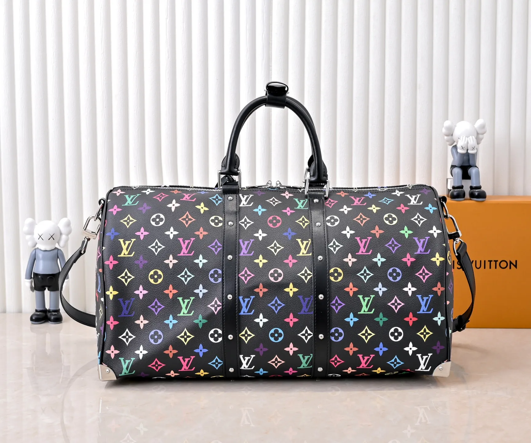 Batch 💰540✨Guangzhou goods M13742 white color black color travel bag new season LV x TM KEEPALL BANDOULIÈRE 45 travel bag This Keepall Bandoulière 45 Jh travel bag is from the Louis Vuitton The S-lock buckle and glossy metal corners on the front pocket establish a classic foundation, while the rivet ribbon and bow-shaped key bag highlight the new season trend. 27 x 20 x 45 cm.