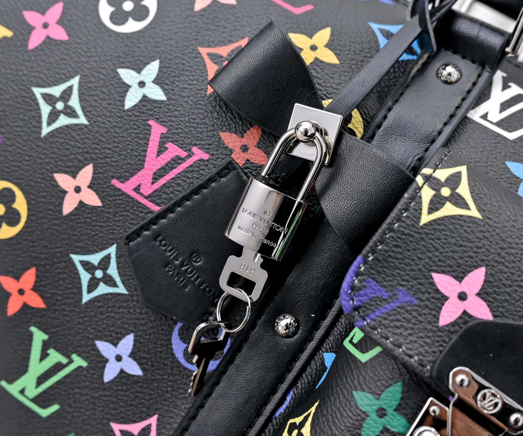 Batch 💰540✨Guangzhou goods M13742 white color black color travel bag new season LV x TM KEEPALL BANDOULIÈRE 45 travel bag This Keepall Bandoulière 45 Jh travel bag is from the Louis Vuitton The S-lock buckle and glossy metal corners on the front pocket establish a classic foundation, while the rivet ribbon and bow-shaped key bag highlight the new season trend. 27 x 20 x 45 cm.