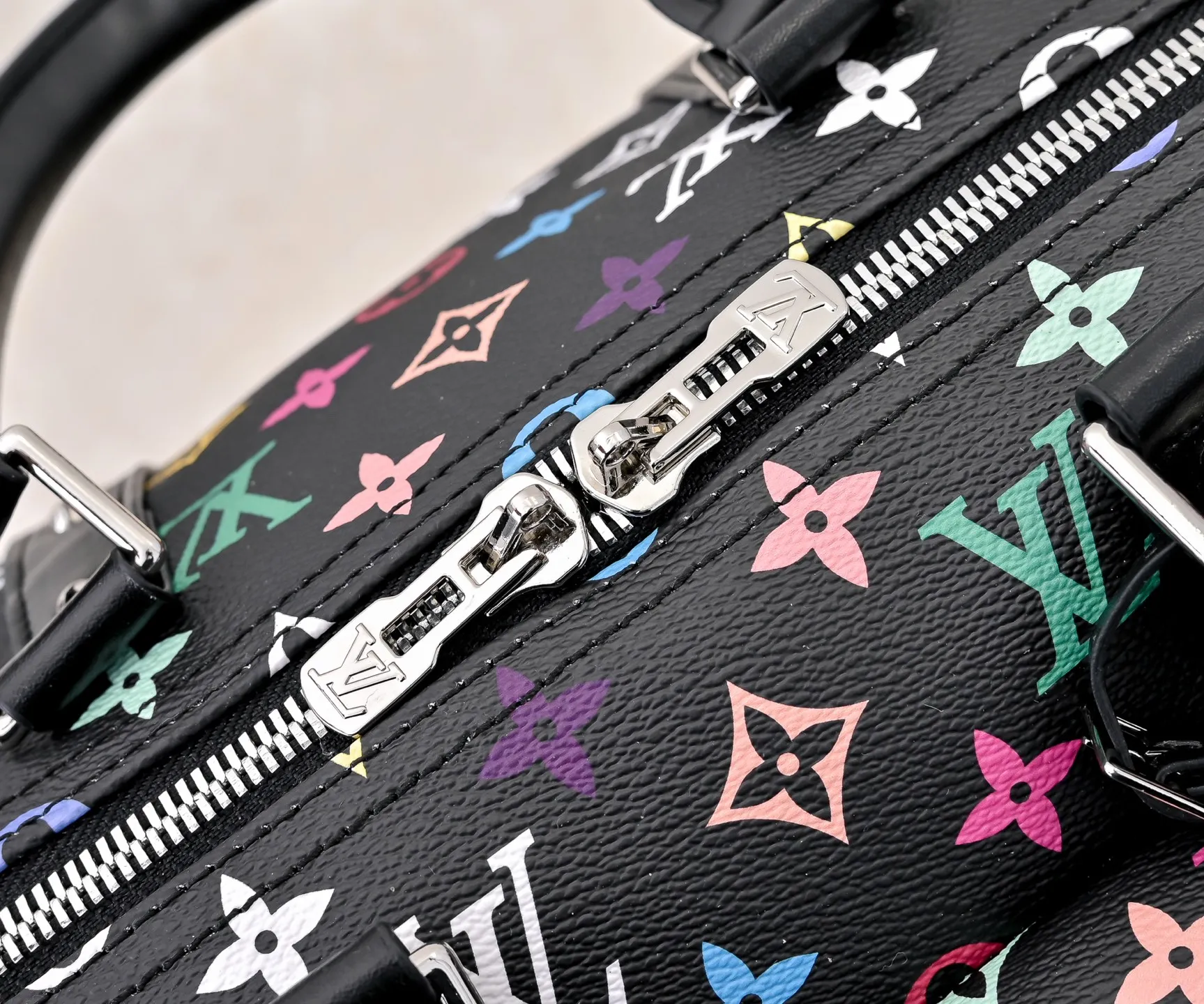 Batch 💰540✨Guangzhou goods M13742 white color black color travel bag new season LV x TM KEEPALL BANDOULIÈRE 45 travel bag This Keepall Bandoulière 45 Jh travel bag is from the Louis Vuitton The S-lock buckle and glossy metal corners on the front pocket establish a classic foundation, while the rivet ribbon and bow-shaped key bag highlight the new season trend. 27 x 20 x 45 cm.