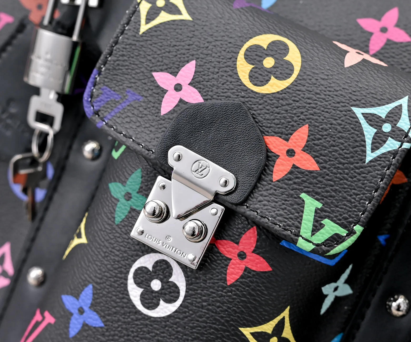 Batch 💰540✨Guangzhou goods M13742 white color black color travel bag new season LV x TM KEEPALL BANDOULIÈRE 45 travel bag This Keepall Bandoulière 45 Jh travel bag is from the Louis Vuitton The S-lock buckle and glossy metal corners on the front pocket establish a classic foundation, while the rivet ribbon and bow-shaped key bag highlight the new season trend. 27 x 20 x 45 cm.