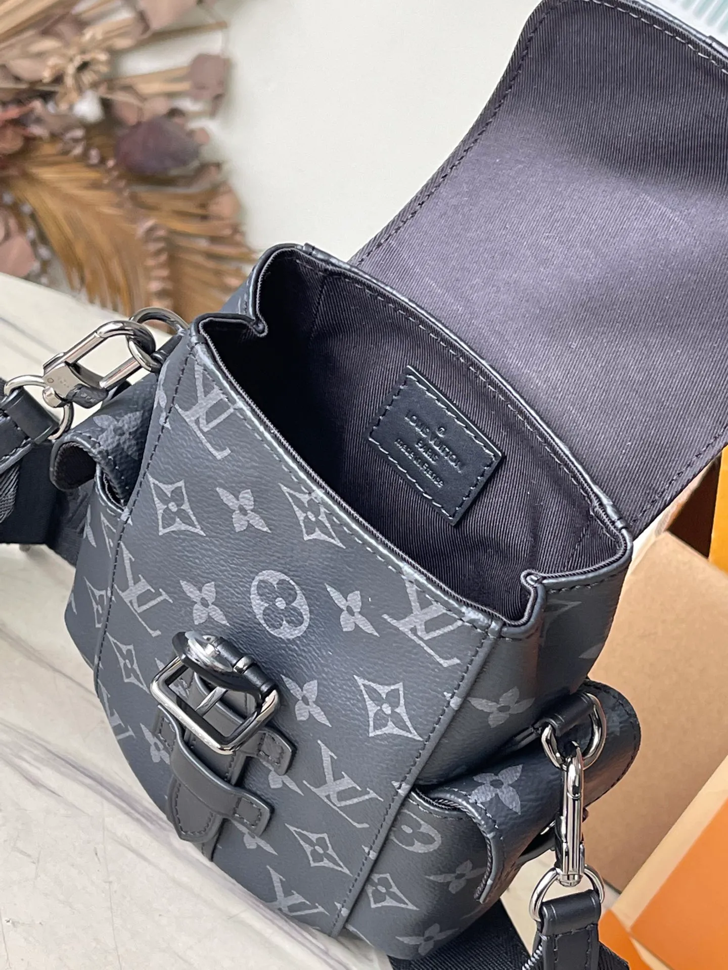 💰880 The top original order M82769 supports counter inspection. The photo taken of duty-free goods is consistent with the product and has not been unpacked. This product is an exclusive duty-free product in the market and is the highest-end product. Inspection is supported. This product has passed strict inspection and is flawless. Please wear gloves when touching the product. This product is not returnable or exchangeable. Please confirm the product first and then remove the label on the handle. This product is temporarily not open to the public, only regular customers, and is in short supply. Dimensions: 14 x 19 x 6 cm