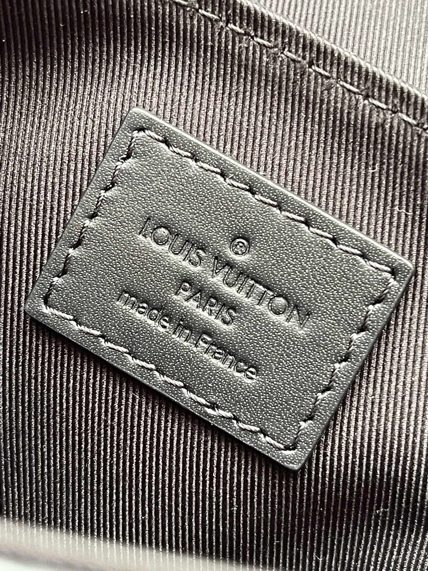 💰880 The top original order M82769 supports counter inspection. The photo taken of duty-free goods is consistent with the product and has not been unpacked. This product is an exclusive duty-free product in the market and is the highest-end product. Inspection is supported. This product has passed strict inspection and is flawless. Please wear gloves when touching the product. This product is not returnable or exchangeable. Please confirm the product first and then remove the label on the handle. This product is temporarily not open to the public, only regular customers, and is in short supply. Dimensions: 14 x 19 x 6 cm