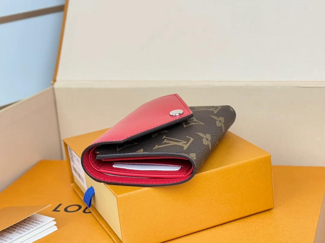 Factory price 320 [Top original order] M12885 red new wallet, 30% off on Beanie models M12390 yellow, M12387 bright red, M12885 bright red, M12392 rose red. Inspired by Louis Verton's archives, "Portouille Victorine" has been updated with new colors unique to this season. Featuring a silver shutter button on a signature monolithic canvas, it's the ideal statement item for organizing and storing valuables. Dimensions: 12 x 9.5 x 2.5 cm.