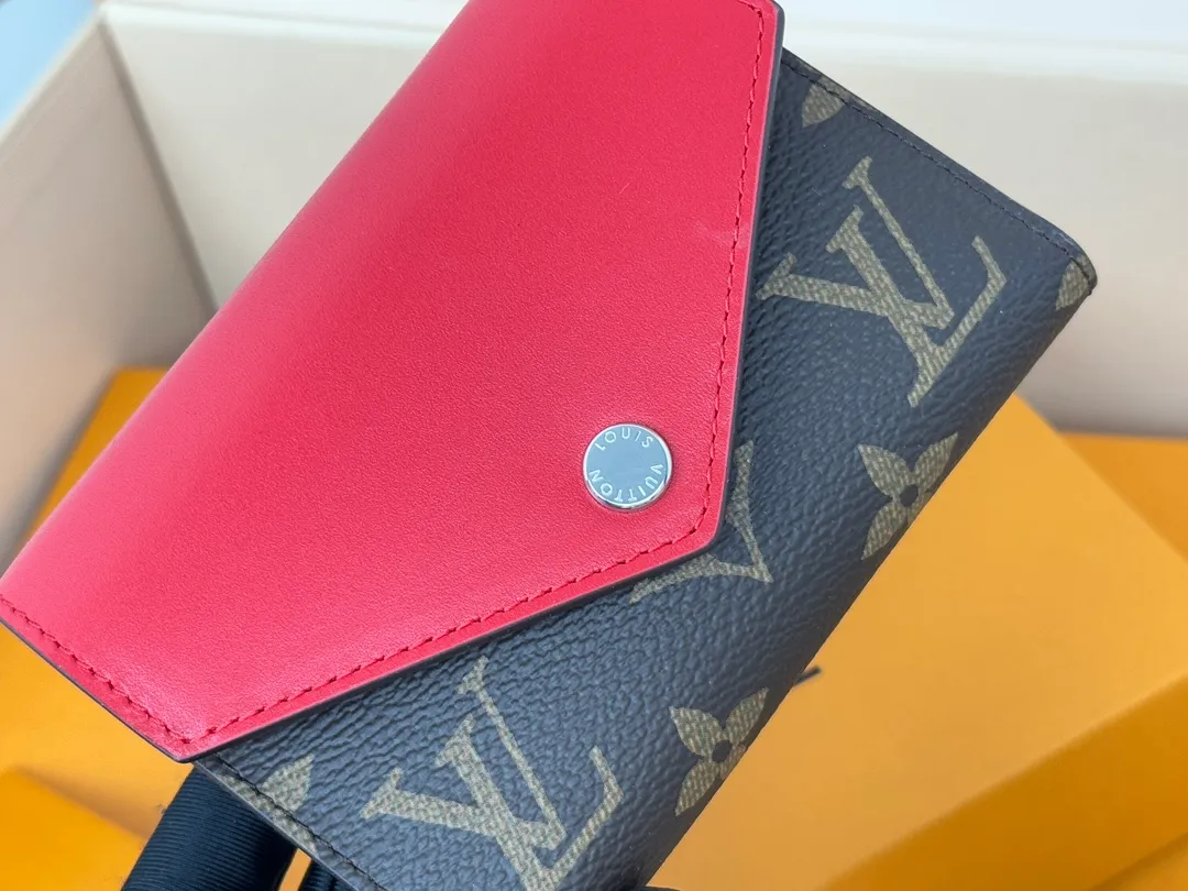Factory price 320 [Top original order] M12885 red new wallet, 30% off on Beanie models M12390 yellow, M12387 bright red, M12885 bright red, M12392 rose red. Inspired by Louis Verton's archives, "Portouille Victorine" has been updated with new colors unique to this season. Featuring a silver shutter button on a signature monolithic canvas, it's the ideal statement item for organizing and storing valuables. Dimensions: 12 x 9.5 x 2.5 cm.