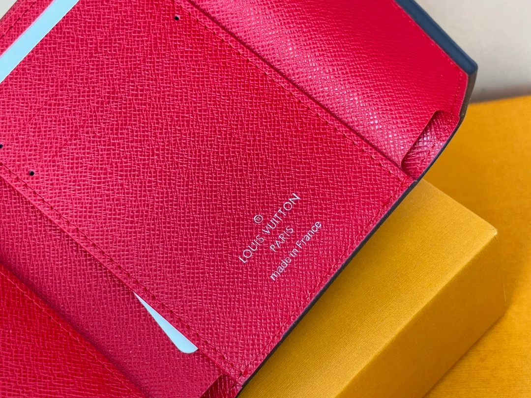 Factory price 320 [Top original order] M12885 red new wallet, 30% off on Beanie models M12390 yellow, M12387 bright red, M12885 bright red, M12392 rose red. Inspired by Louis Verton's archives, "Portouille Victorine" has been updated with new colors unique to this season. Featuring a silver shutter button on a signature monolithic canvas, it's the ideal statement item for organizing and storing valuables. Dimensions: 12 x 9.5 x 2.5 cm.