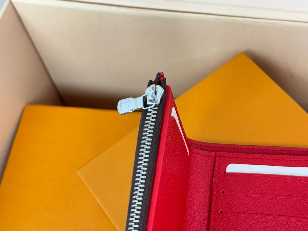 Factory price 320 [Top original order] M12885 red new wallet, 30% off on Beanie models M12390 yellow, M12387 bright red, M12885 bright red, M12392 rose red. Inspired by Louis Verton's archives, "Portouille Victorine" has been updated with new colors unique to this season. Featuring a silver shutter button on a signature monolithic canvas, it's the ideal statement item for organizing and storing valuables. Dimensions: 12 x 9.5 x 2.5 cm.