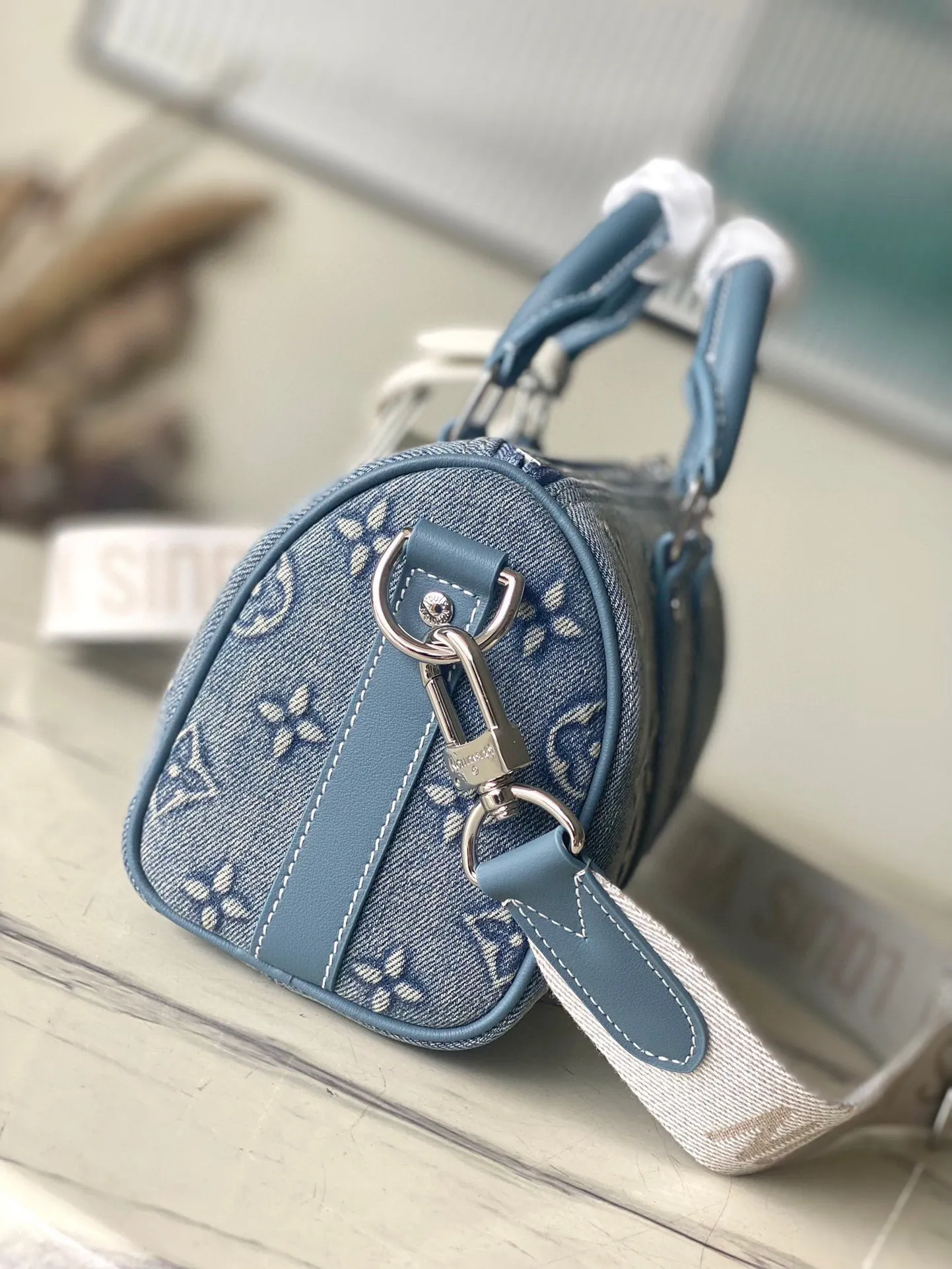 💰1060 Top-quality original M22762 denim This Keepall Bandoulière 25 handbag displays the vintage texture of Monogram Washed Demin canvas. The Monogram pattern is outlined with embossing and hand-painting techniques, as if it were a faded denim that has been baptized by time. It is paired with a retro-style nameplate and a detachable and adjustable shoulder strap. Dimensions: 25 x 15 x 11 cm