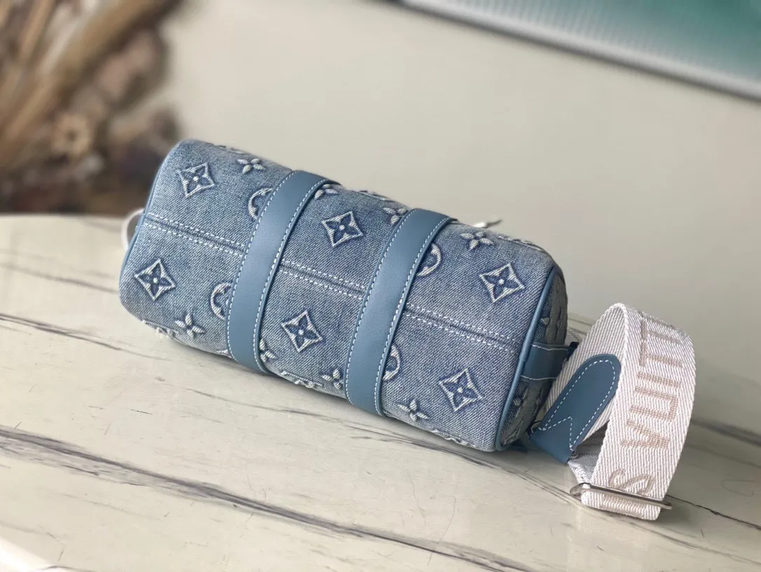 💰1060 Top-quality original M22762 denim This Keepall Bandoulière 25 handbag displays the vintage texture of Monogram Washed Demin canvas. The Monogram pattern is outlined with embossing and hand-painting techniques, as if it were a faded denim that has been baptized by time. It is paired with a retro-style nameplate and a detachable and adjustable shoulder strap. Dimensions: 25 x 15 x 11 cm