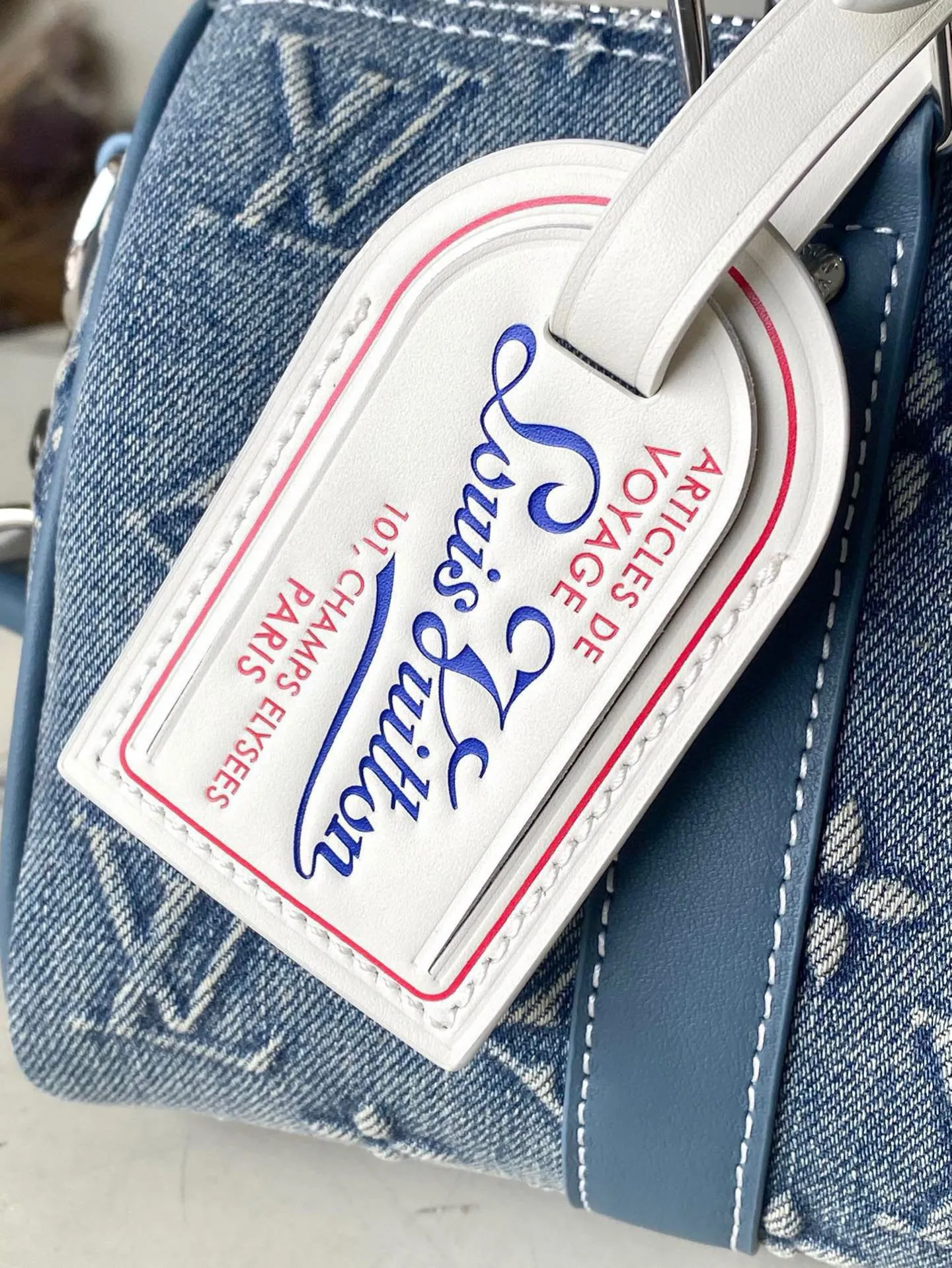 💰1060 Top-quality original M22762 denim This Keepall Bandoulière 25 handbag displays the vintage texture of Monogram Washed Demin canvas. The Monogram pattern is outlined with embossing and hand-painting techniques, as if it were a faded denim that has been baptized by time. It is paired with a retro-style nameplate and a detachable and adjustable shoulder strap. Dimensions: 25 x 15 x 11 cm
