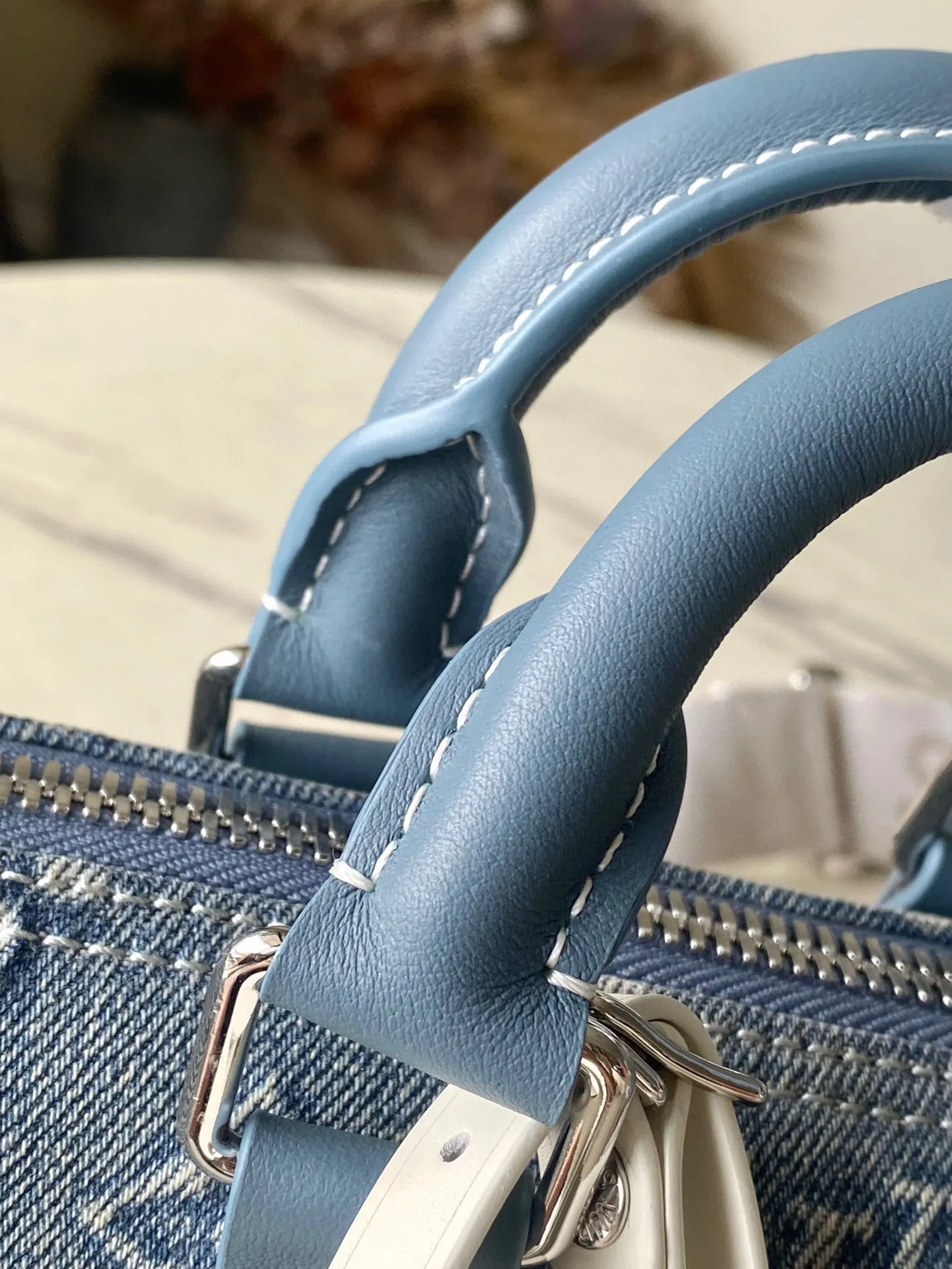 💰1060 Top-quality original M22762 denim This Keepall Bandoulière 25 handbag displays the vintage texture of Monogram Washed Demin canvas. The Monogram pattern is outlined with embossing and hand-painting techniques, as if it were a faded denim that has been baptized by time. It is paired with a retro-style nameplate and a detachable and adjustable shoulder strap. Dimensions: 25 x 15 x 11 cm