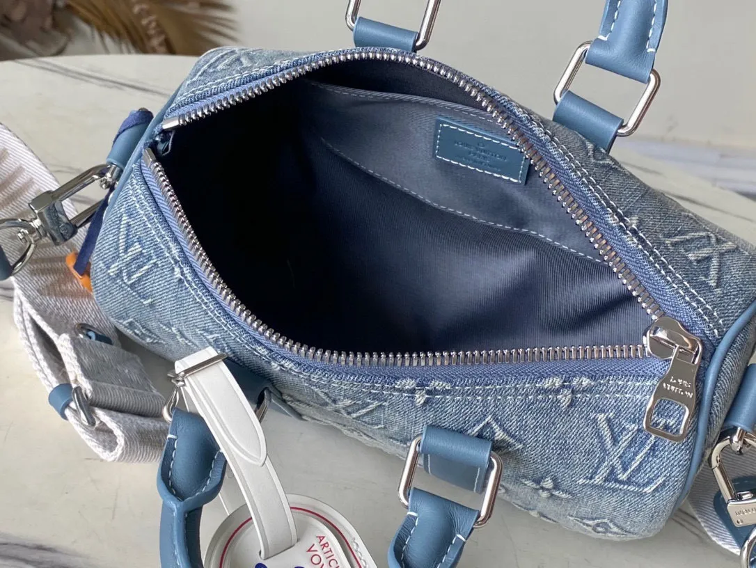 💰1060 Top-quality original M22762 denim This Keepall Bandoulière 25 handbag displays the vintage texture of Monogram Washed Demin canvas. The Monogram pattern is outlined with embossing and hand-painting techniques, as if it were a faded denim that has been baptized by time. It is paired with a retro-style nameplate and a detachable and adjustable shoulder strap. Dimensions: 25 x 15 x 11 cm