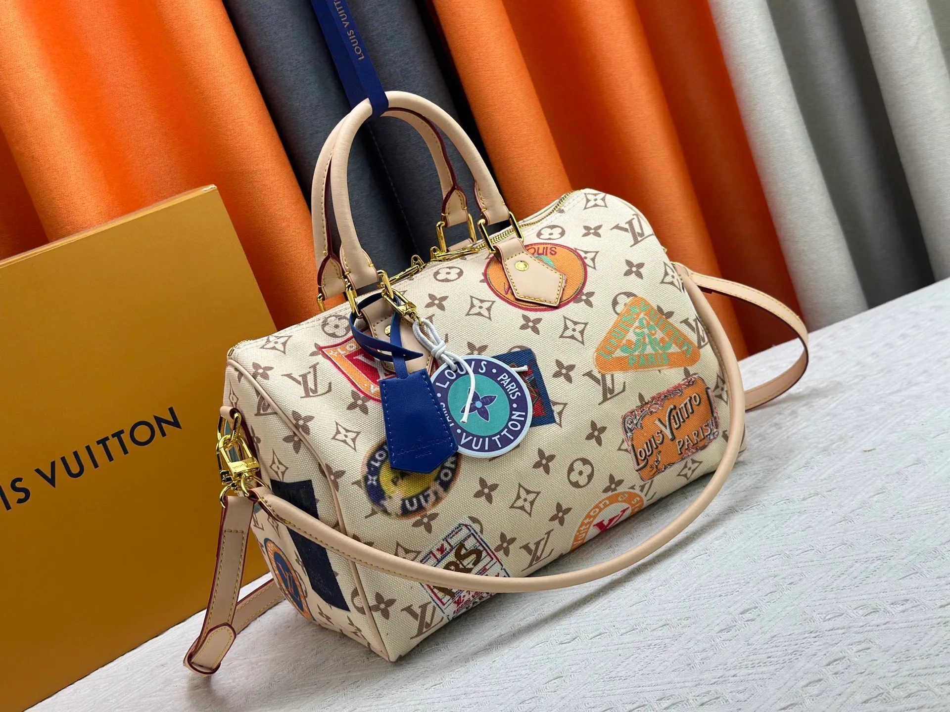 P300 upgraded original M14587 M40391 M14736 This Sedy Soft 30 handbag interprets the Monogram Dune with retro touches, with aircraft-shaped decoration and collage effect label, paying tribute to the design of the Gaston Louis Vuitton collection series. The long handle makes it easy to carry on the shoulder, making it a great travel companion. 30.0 x 21.0 x 17.0 cm (L x H x W) • Coated canvas • Cow leather trim • Metal hardware • Double zipper closure • Internal zippered pocket • Key holder • Patch name tag • Airplane style decoration • Holds 9" tablet, 6.7" smart phone, Ziy long wallet, keys, tissues, and sun • Shoulder strap: removable, non-adjustable • Strap half length: 24.0 cm • Handle: Double handle.