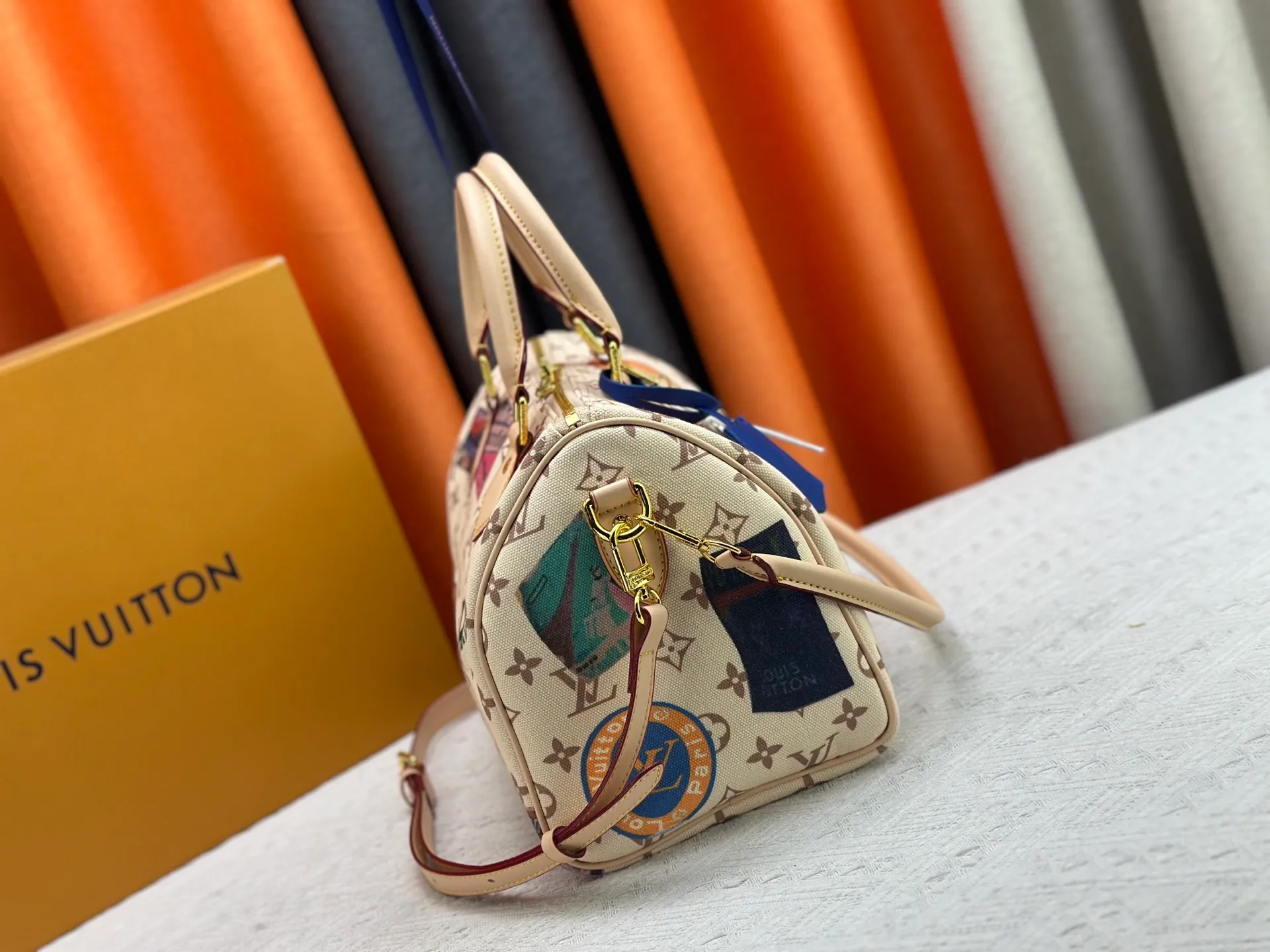 P300 upgraded original M14587 M40391 M14736 This Sedy Soft 30 handbag interprets the Monogram Dune with retro touches, with aircraft-shaped decoration and collage effect label, paying tribute to the design of the Gaston Louis Vuitton collection series. The long handle makes it easy to carry on the shoulder, making it a great travel companion. 30.0 x 21.0 x 17.0 cm (L x H x W) • Coated canvas • Cow leather trim • Metal hardware • Double zipper closure • Internal zippered pocket • Key holder • Patch name tag • Airplane style decoration • Holds 9" tablet, 6.7" smart phone, Ziy long wallet, keys, tissues, and sun • Shoulder strap: removable, non-adjustable • Strap half length: 24.0 cm • Handle: Double handle.