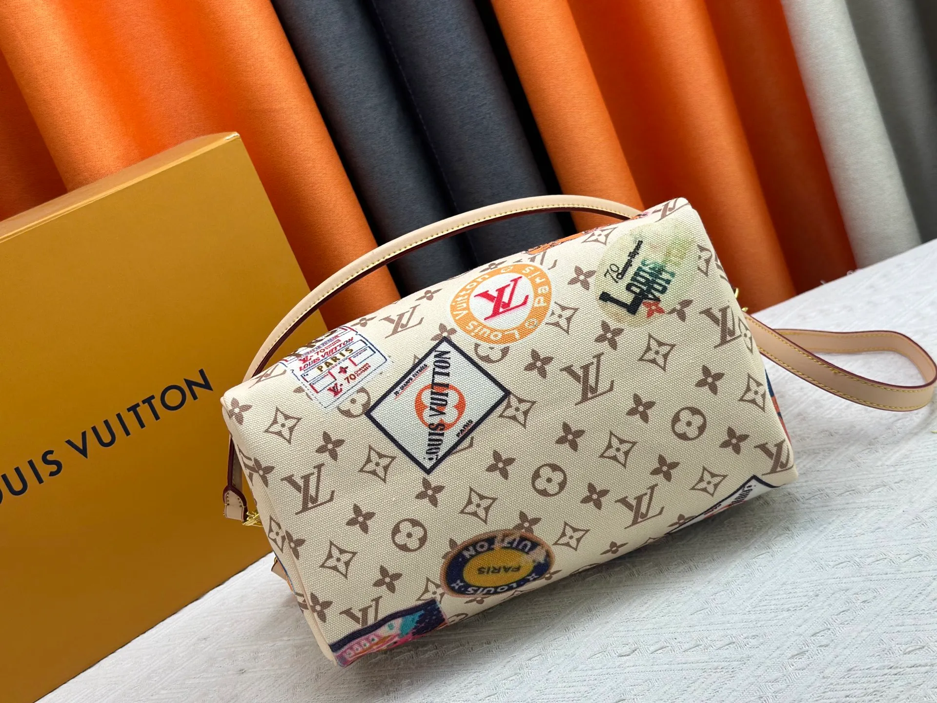P300 upgraded original M14587 M40391 M14736 This Sedy Soft 30 handbag interprets the Monogram Dune with retro touches, with aircraft-shaped decoration and collage effect label, paying tribute to the design of the Gaston Louis Vuitton collection series. The long handle makes it easy to carry on the shoulder, making it a great travel companion. 30.0 x 21.0 x 17.0 cm (L x H x W) • Coated canvas • Cow leather trim • Metal hardware • Double zipper closure • Internal zippered pocket • Key holder • Patch name tag • Airplane style decoration • Holds 9" tablet, 6.7" smart phone, Ziy long wallet, keys, tissues, and sun • Shoulder strap: removable, non-adjustable • Strap half length: 24.0 cm • Handle: Double handle.