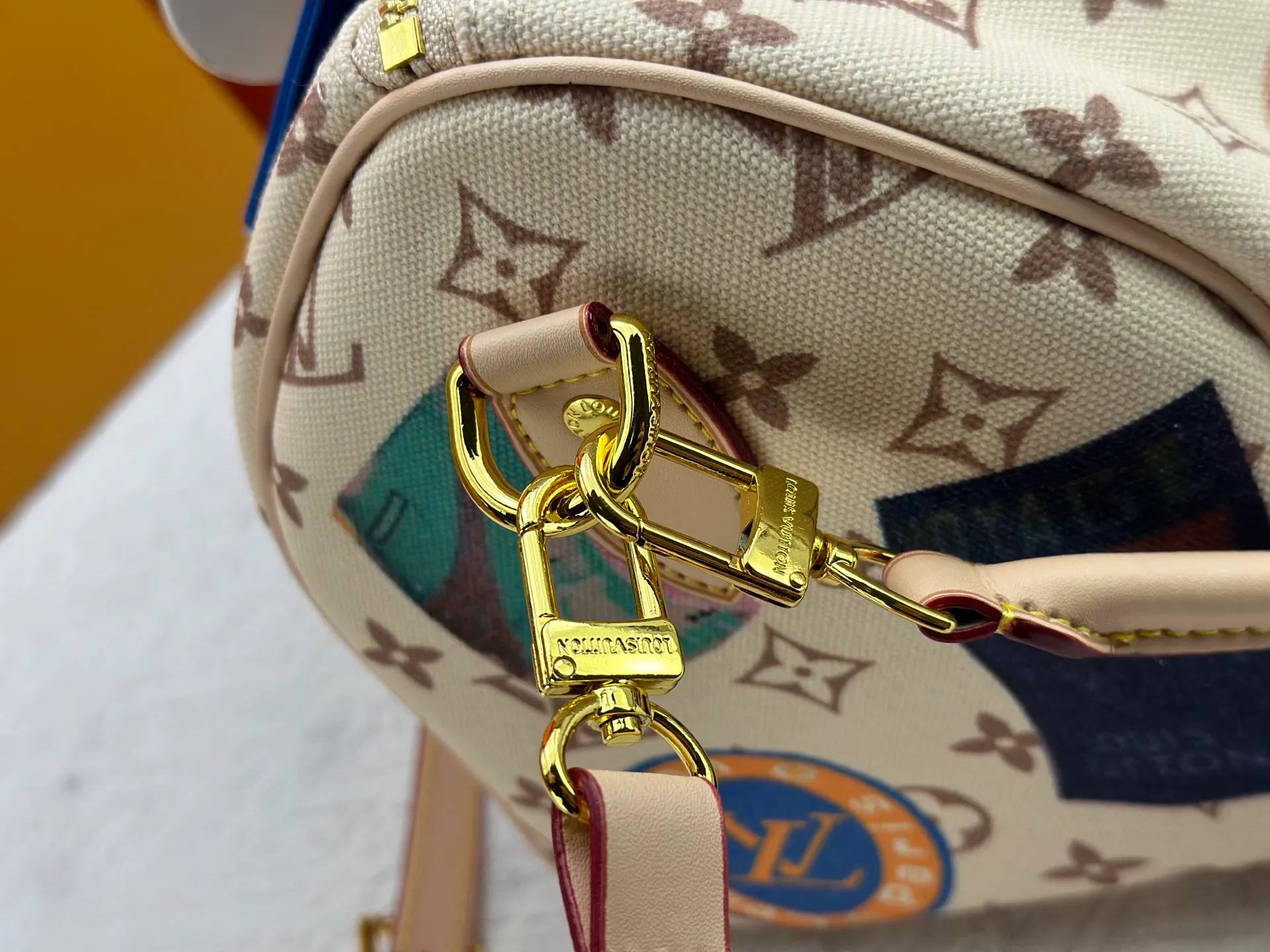 P300 upgraded original M14587 M40391 M14736 This Sedy Soft 30 handbag interprets the Monogram Dune with retro touches, with aircraft-shaped decoration and collage effect label, paying tribute to the design of the Gaston Louis Vuitton collection series. The long handle makes it easy to carry on the shoulder, making it a great travel companion. 30.0 x 21.0 x 17.0 cm (L x H x W) • Coated canvas • Cow leather trim • Metal hardware • Double zipper closure • Internal zippered pocket • Key holder • Patch name tag • Airplane style decoration • Holds 9" tablet, 6.7" smart phone, Ziy long wallet, keys, tissues, and sun • Shoulder strap: removable, non-adjustable • Strap half length: 24.0 cm • Handle: Double handle.