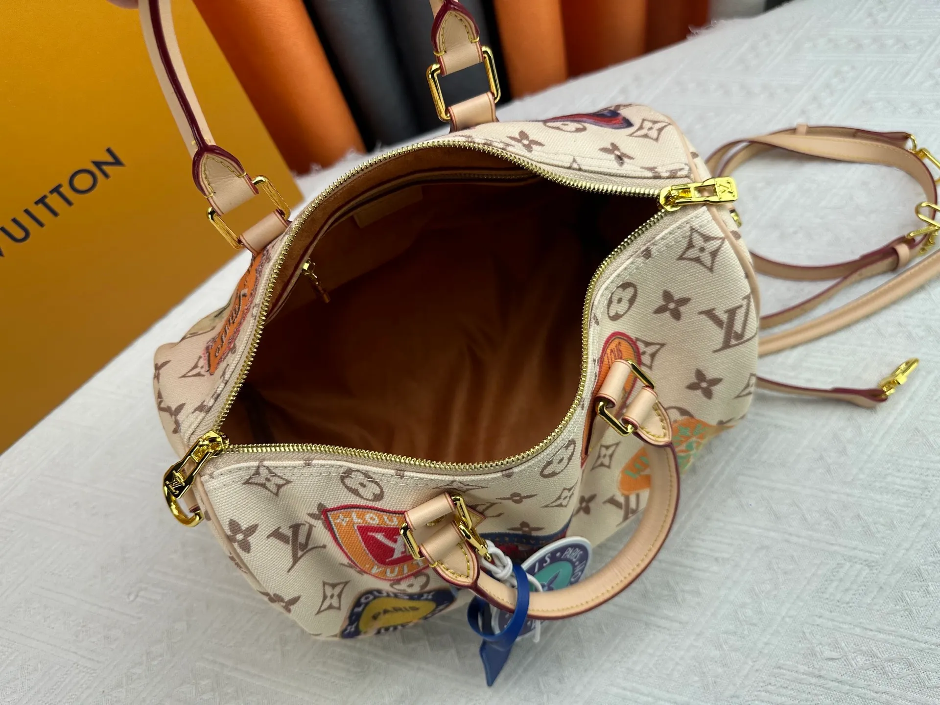 P300 upgraded original M14587 M40391 M14736 This Sedy Soft 30 handbag interprets the Monogram Dune with retro touches, with aircraft-shaped decoration and collage effect label, paying tribute to the design of the Gaston Louis Vuitton collection series. The long handle makes it easy to carry on the shoulder, making it a great travel companion. 30.0 x 21.0 x 17.0 cm (L x H x W) • Coated canvas • Cow leather trim • Metal hardware • Double zipper closure • Internal zippered pocket • Key holder • Patch name tag • Airplane style decoration • Holds 9" tablet, 6.7" smart phone, Ziy long wallet, keys, tissues, and sun • Shoulder strap: removable, non-adjustable • Strap half length: 24.0 cm • Handle: Double handle.