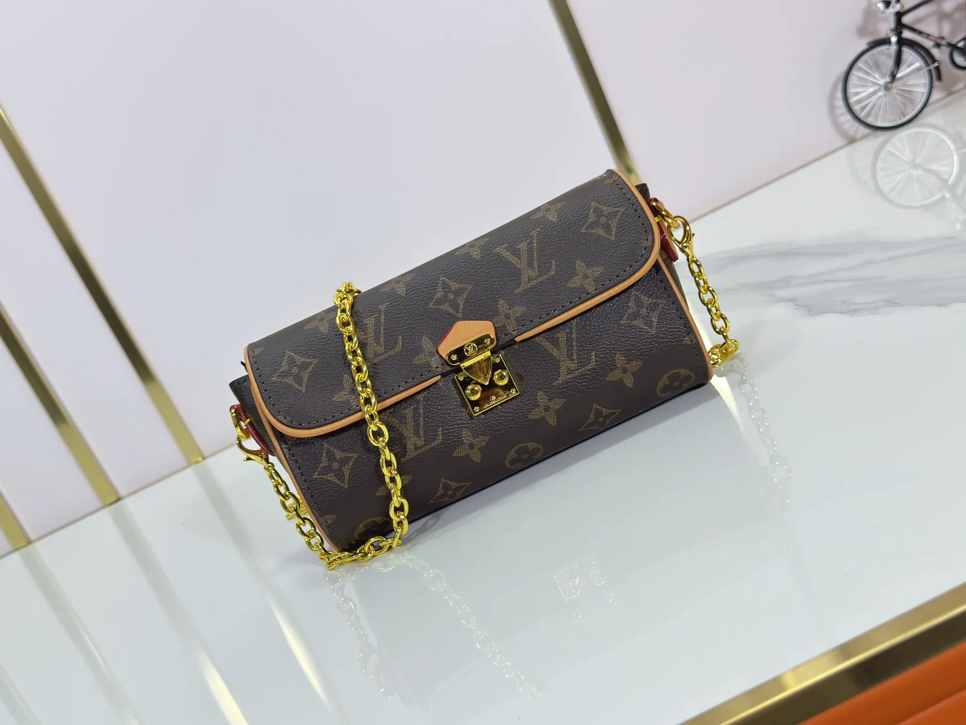 P220 Upgraded original version M13566 This Pochette Camille handbag is made of Monogram canvas, paying tribute to the original design that appeared in the Louis Vuitton 2000 spring and summer fashion show. The S-Lock buckle, LVCircle logo on the chain and contrasting WVN leather trim embody the brand's classic elements. The flexible and easy-to-wear construction can be worn cross-body, over the shoulder or by hand. Dimensions: 20.5 × 11 × 6 cm