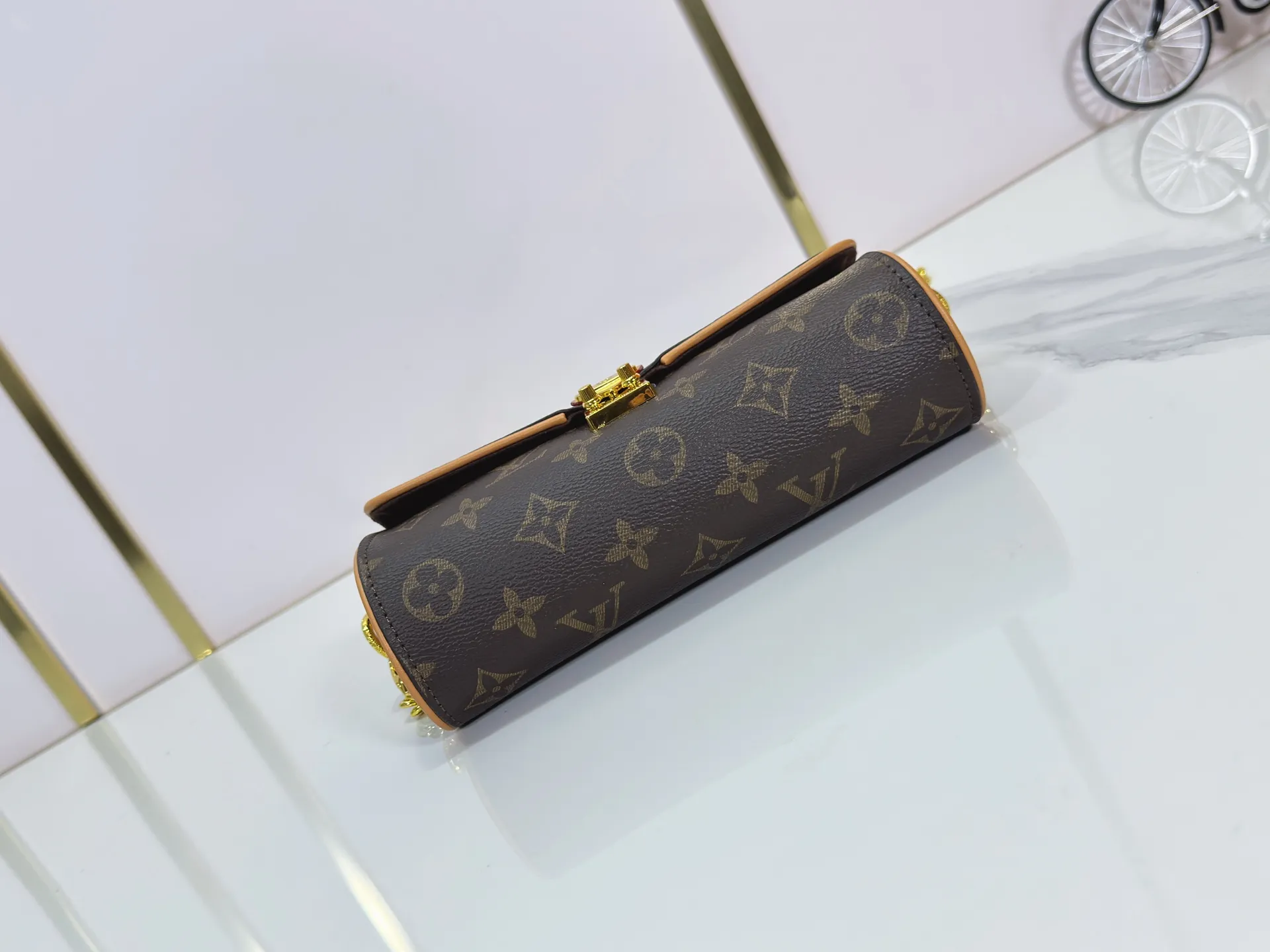 P220 Upgraded original version M13566 This Pochette Camille handbag is made of Monogram canvas, paying tribute to the original design that appeared in the Louis Vuitton 2000 spring and summer fashion show. The S-Lock buckle, LVCircle logo on the chain and contrasting WVN leather trim embody the brand's classic elements. The flexible and easy-to-wear construction can be worn cross-body, over the shoulder or by hand. Dimensions: 20.5 × 11 × 6 cm