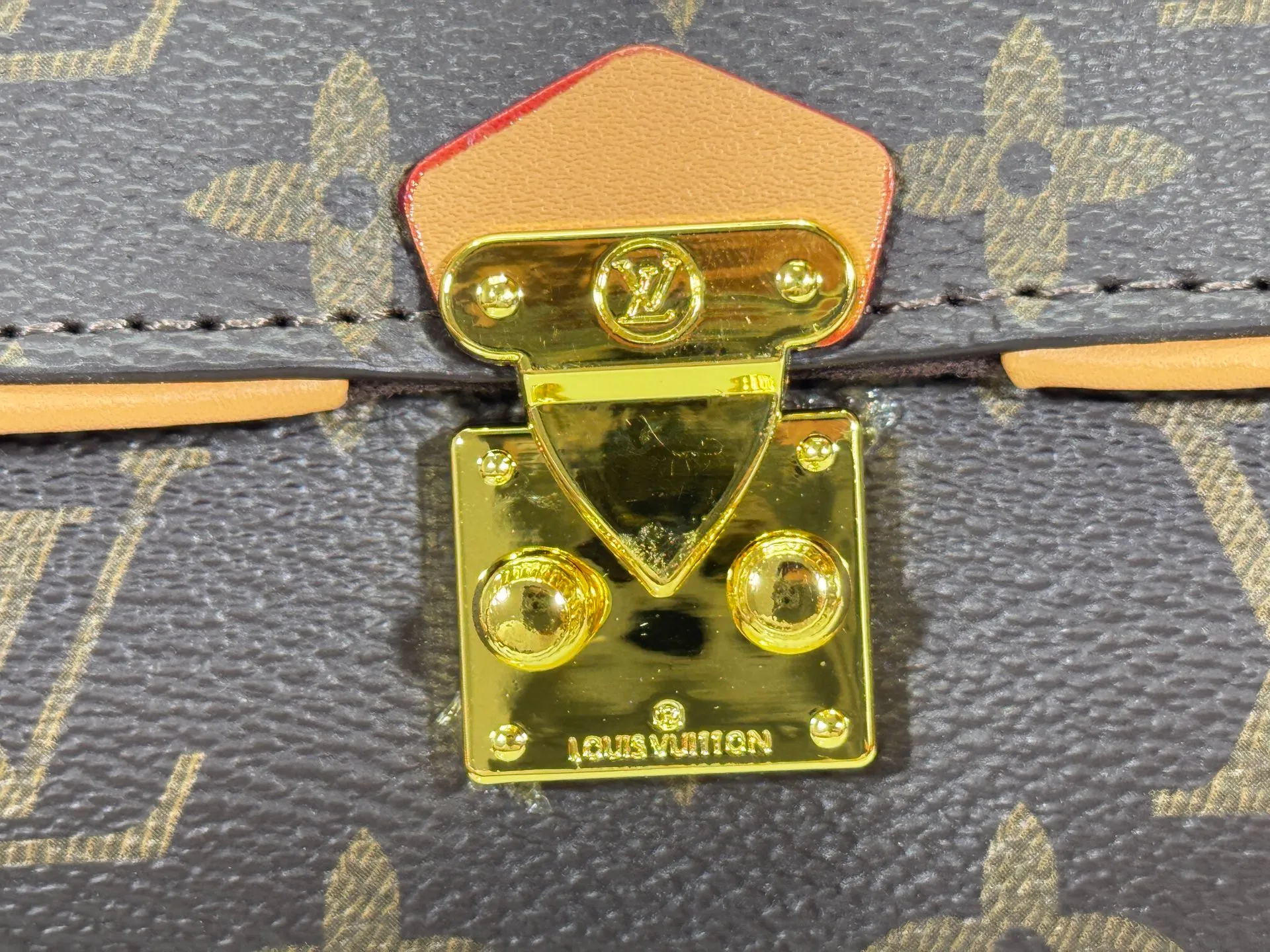 P220 Upgraded original version M13566 This Pochette Camille handbag is made of Monogram canvas, paying tribute to the original design that appeared in the Louis Vuitton 2000 spring and summer fashion show. The S-Lock buckle, LVCircle logo on the chain and contrasting WVN leather trim embody the brand's classic elements. The flexible and easy-to-wear construction can be worn cross-body, over the shoulder or by hand. Dimensions: 20.5 × 11 × 6 cm