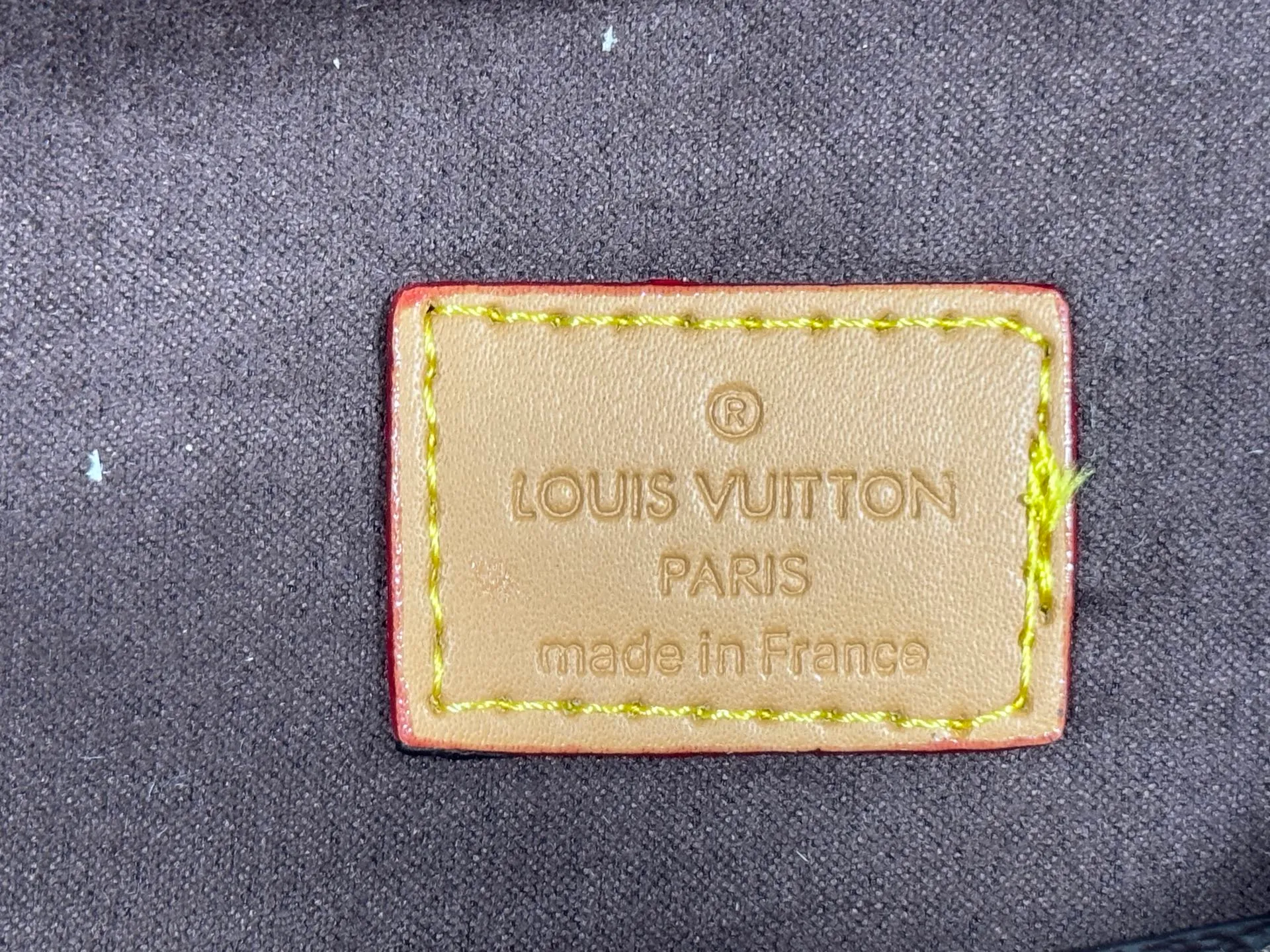 P220 Upgraded original version M13566 This Pochette Camille handbag is made of Monogram canvas, paying tribute to the original design that appeared in the Louis Vuitton 2000 spring and summer fashion show. The S-Lock buckle, LVCircle logo on the chain and contrasting WVN leather trim embody the brand's classic elements. The flexible and easy-to-wear construction can be worn cross-body, over the shoulder or by hand. Dimensions: 20.5 × 11 × 6 cm