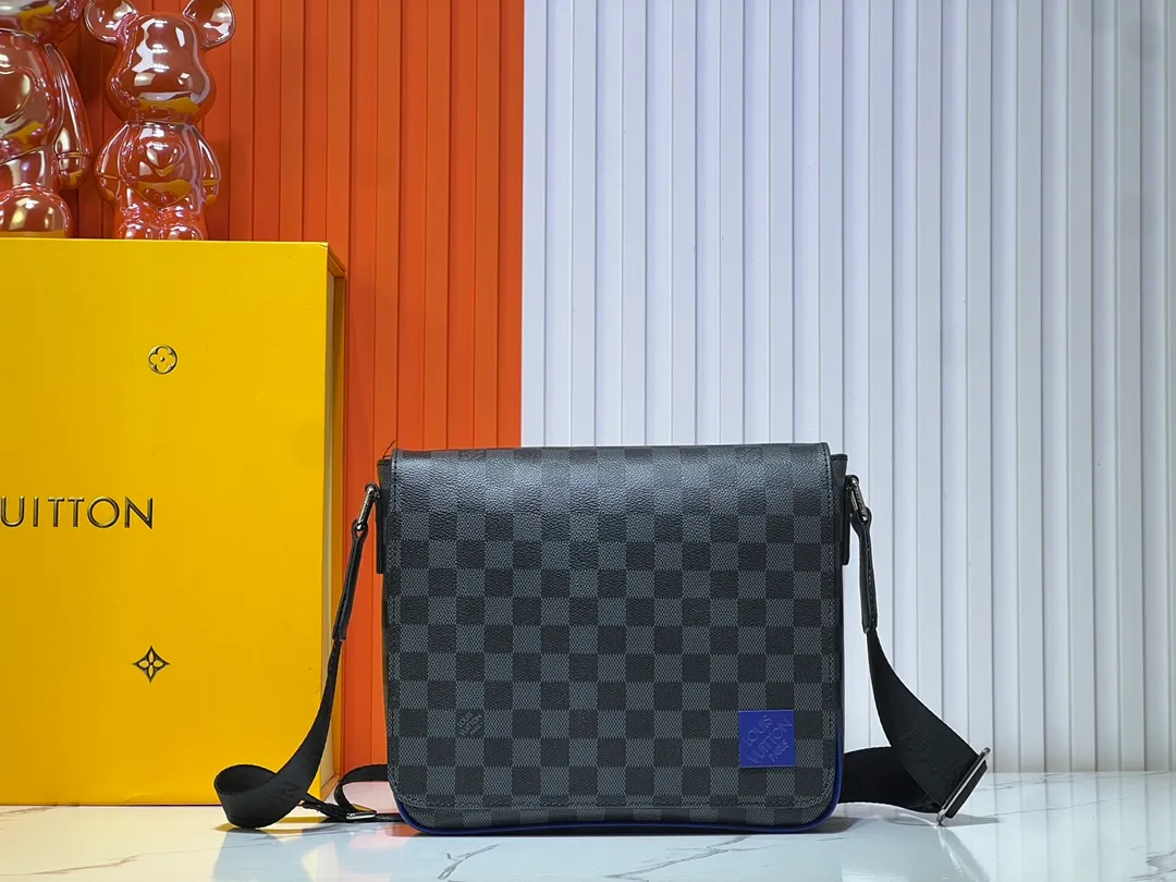 Batch 280💰Upgraded version M00085 M46255 M42710 M11593 Latest model black check with blue hardware DISTRICT small messenger bag This District small messenger bag is made of Damier Infini coated canvas, with magnetic buckle closure and zipper back pocket, enriching daily travel with classic style. Adjustable shoulder strap marked with Louis Vuitton logo. Detailed features26 x 20 x 7 cm