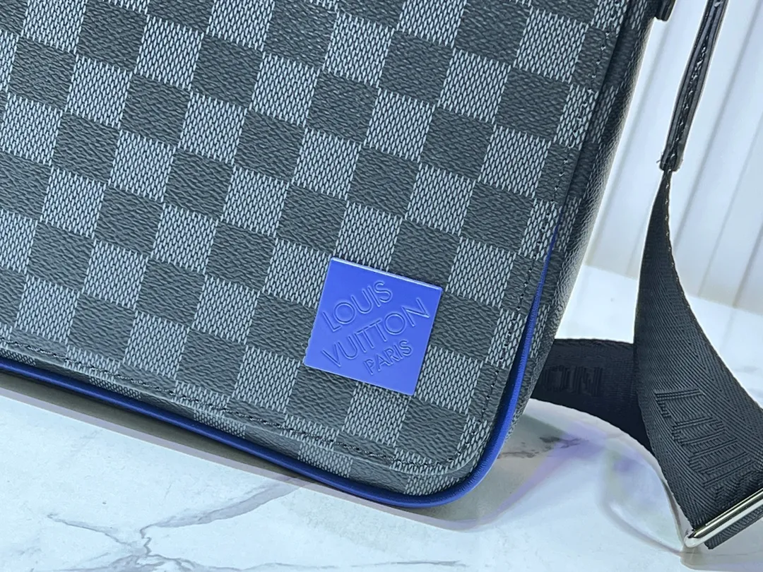 Batch 280💰Upgraded version M00085 M46255 M42710 M11593 Latest model black check with blue hardware DISTRICT small messenger bag This District small messenger bag is made of Damier Infini coated canvas, with magnetic buckle closure and zipper back pocket, enriching daily travel with classic style. Adjustable shoulder strap marked with Louis Vuitton logo. Detailed features26 x 20 x 7 cm