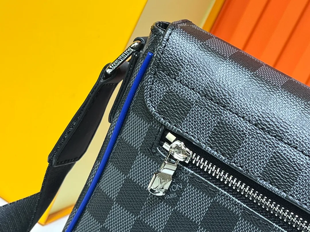 Batch 280💰Upgraded version M00085 M46255 M42710 M11593 Latest model black check with blue hardware DISTRICT small messenger bag This District small messenger bag is made of Damier Infini coated canvas, with magnetic buckle closure and zipper back pocket, enriching daily travel with classic style. Adjustable shoulder strap marked with Louis Vuitton logo. Detailed features26 x 20 x 7 cm