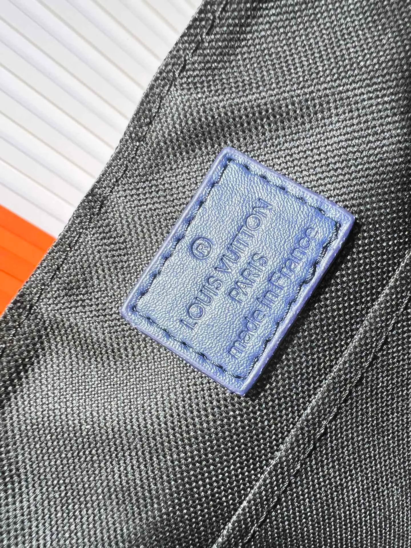Batch 280💰Upgraded version M00085 M46255 M42710 M11593 Latest model black check with blue hardware DISTRICT small messenger bag This District small messenger bag is made of Damier Infini coated canvas, with magnetic buckle closure and zipper back pocket, enriching daily travel with classic style. Adjustable shoulder strap marked with Louis Vuitton logo. Detailed features26 x 20 x 7 cm