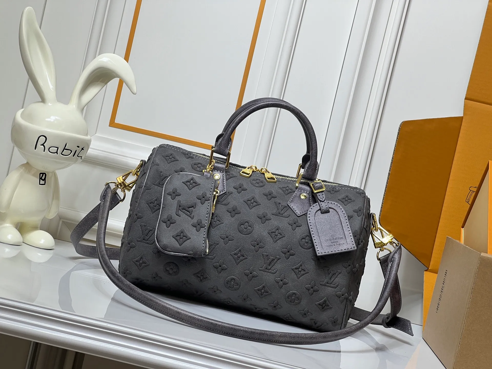 Batch 300💰M15225 M22853 Speedy Bandoulière 30 Handbag A refreshed piece of Louis Vuitton's classic Speedy series, it is crafted from gray embossed leather and is engraved with the brand's iconic Monogram pattern, fully demonstrating the brand's heritage in the texture. Equipped with golden metal accessories, it has a delicate handle and an adjustable shoulder strap, so it can be carried elegantly by hand or worn casually across the body. Built-in detachable coin purse blends practicality and design. From daily commuting to leisure travel, it combines classic bag shapes with modern materials to interpret the balance of French elegance and pragmatism. It is a fashionable item that highlights your individual taste. Dimensions: 30x18x17 cm