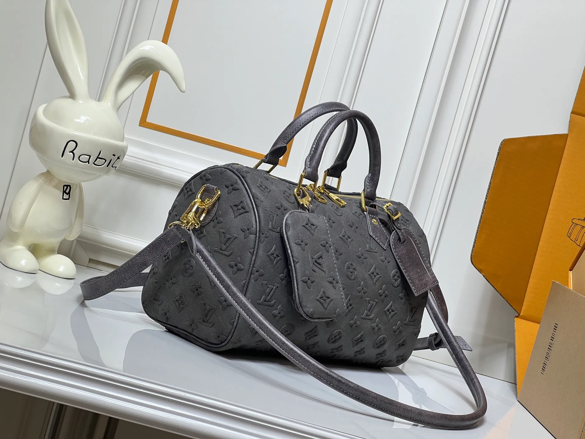 Batch 300💰M15225 M22853 Speedy Bandoulière 30 Handbag A refreshed piece of Louis Vuitton's classic Speedy series, it is crafted from gray embossed leather and is engraved with the brand's iconic Monogram pattern, fully demonstrating the brand's heritage in the texture. Equipped with golden metal accessories, it has a delicate handle and an adjustable shoulder strap, so it can be carried elegantly by hand or worn casually across the body. Built-in detachable coin purse blends practicality and design. From daily commuting to leisure travel, it combines classic bag shapes with modern materials to interpret the balance of French elegance and pragmatism. It is a fashionable item that highlights your individual taste. Dimensions: 30x18x17 cm
