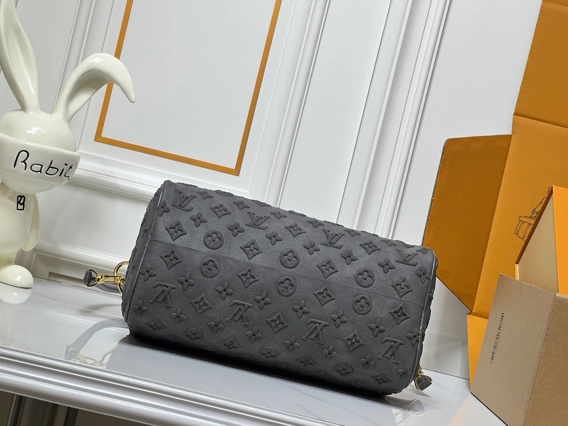 Batch 300💰M15225 M22853 Speedy Bandoulière 30 Handbag A refreshed piece of Louis Vuitton's classic Speedy series, it is crafted from gray embossed leather and is engraved with the brand's iconic Monogram pattern, fully demonstrating the brand's heritage in the texture. Equipped with golden metal accessories, it has a delicate handle and an adjustable shoulder strap, so it can be carried elegantly by hand or worn casually across the body. Built-in detachable coin purse blends practicality and design. From daily commuting to leisure travel, it combines classic bag shapes with modern materials to interpret the balance of French elegance and pragmatism. It is a fashionable item that highlights your individual taste. Dimensions: 30x18x17 cm
