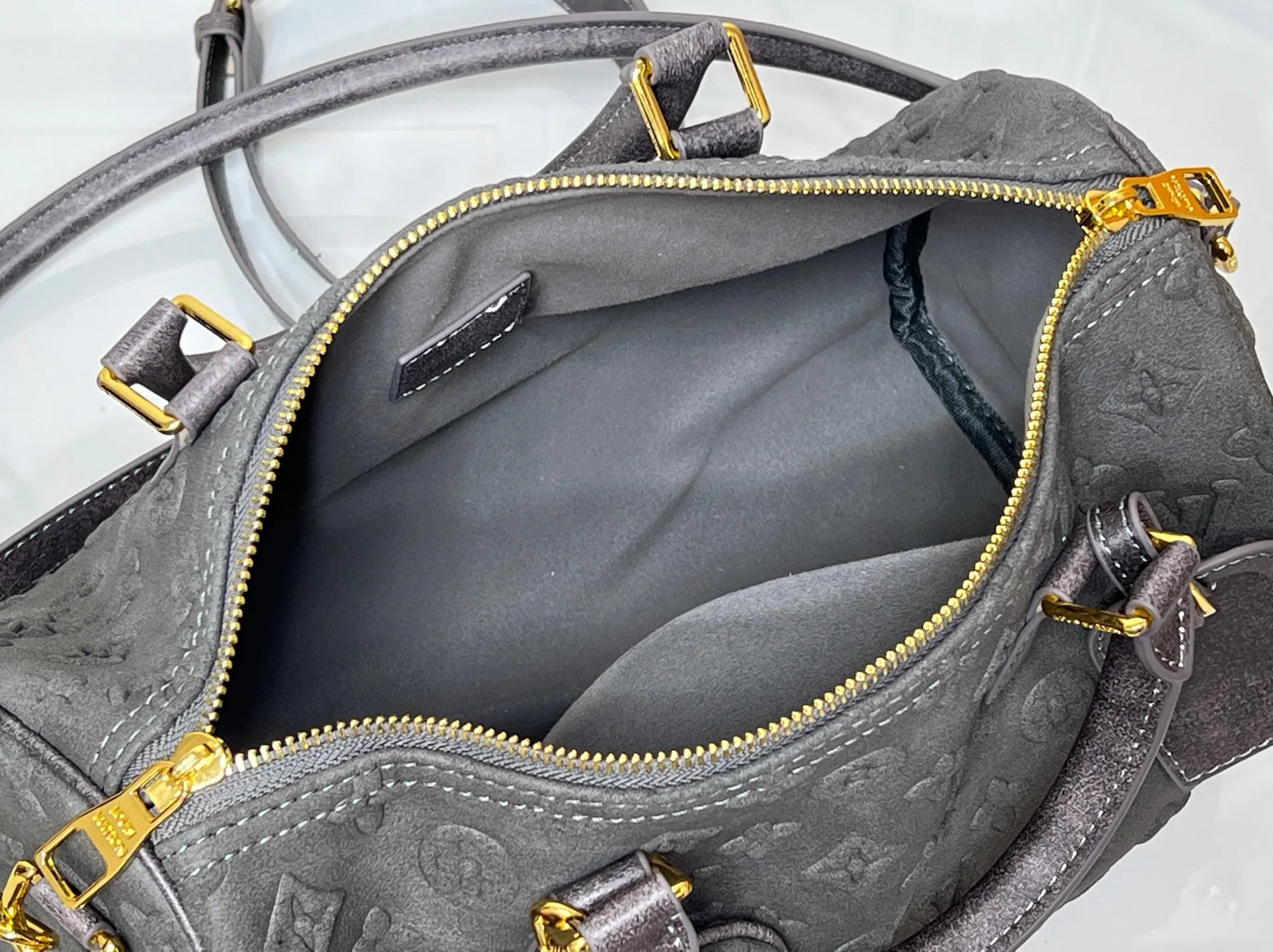 Batch 300💰M15225 M22853 Speedy Bandoulière 30 Handbag A refreshed piece of Louis Vuitton's classic Speedy series, it is crafted from gray embossed leather and is engraved with the brand's iconic Monogram pattern, fully demonstrating the brand's heritage in the texture. Equipped with golden metal accessories, it has a delicate handle and an adjustable shoulder strap, so it can be carried elegantly by hand or worn casually across the body. Built-in detachable coin purse blends practicality and design. From daily commuting to leisure travel, it combines classic bag shapes with modern materials to interpret the balance of French elegance and pragmatism. It is a fashionable item that highlights your individual taste. Dimensions: 30x18x17 cm