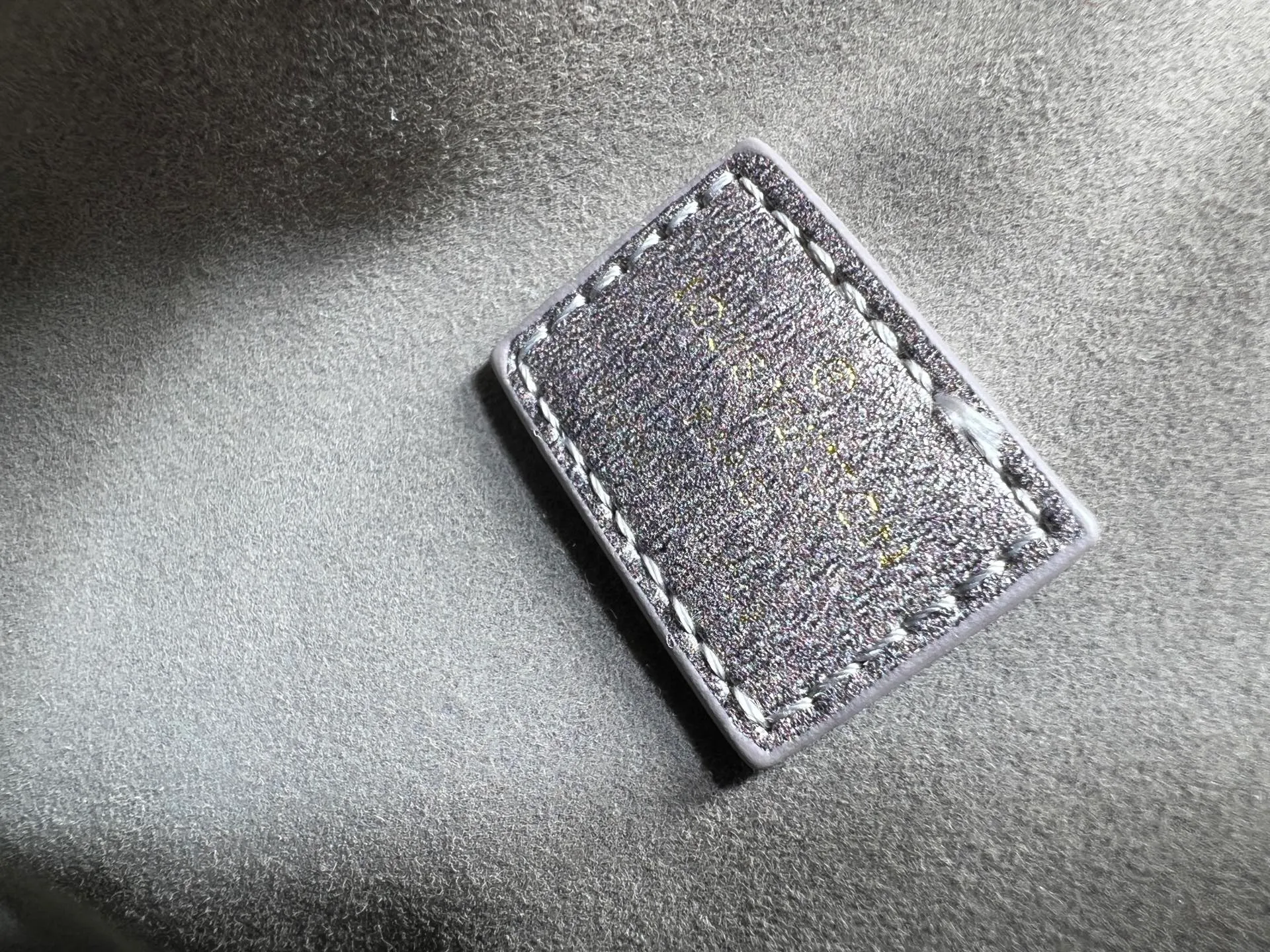 Batch 300💰M15225 M22853 Speedy Bandoulière 30 Handbag A refreshed piece of Louis Vuitton's classic Speedy series, it is crafted from gray embossed leather and is engraved with the brand's iconic Monogram pattern, fully demonstrating the brand's heritage in the texture. Equipped with golden metal accessories, it has a delicate handle and an adjustable shoulder strap, so it can be carried elegantly by hand or worn casually across the body. Built-in detachable coin purse blends practicality and design. From daily commuting to leisure travel, it combines classic bag shapes with modern materials to interpret the balance of French elegance and pragmatism. It is a fashionable item that highlights your individual taste. Dimensions: 30x18x17 cm