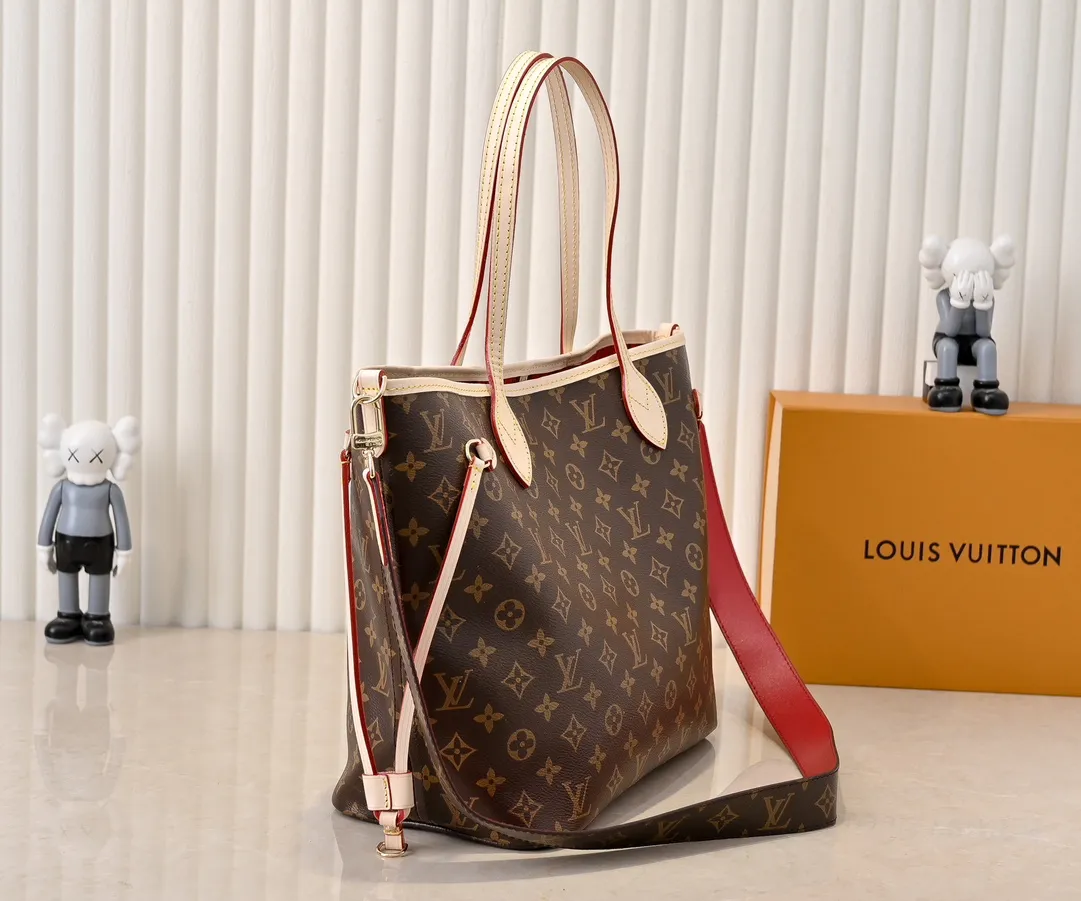 Batch 💰340 Guangzhou Upgraded Original Mother-in-Law Bag with Double-sided Discoloration Yellow Leather Model No. M12096 11947 12257 Presbyopia Red Presbyopia Yellow Presbyopia Red NEVERFULL INSIDE OUT Medium Handbag Neverfull Inside Out The medium handbag uses Monogram canvas and grained leather to interpret a new double-sided design. Its detachable pocket can easily be transformed into an outer bag or a compact shoulder bag. Detailed features 31 x 28 x 14 cm (Length x Height x Width) Cow leather/Monogram Coated canvas Grained cow leather and coated canvas cow leather trim Metal hardware Removable zip pocket Side straps Side hook closure Handles: Double handle