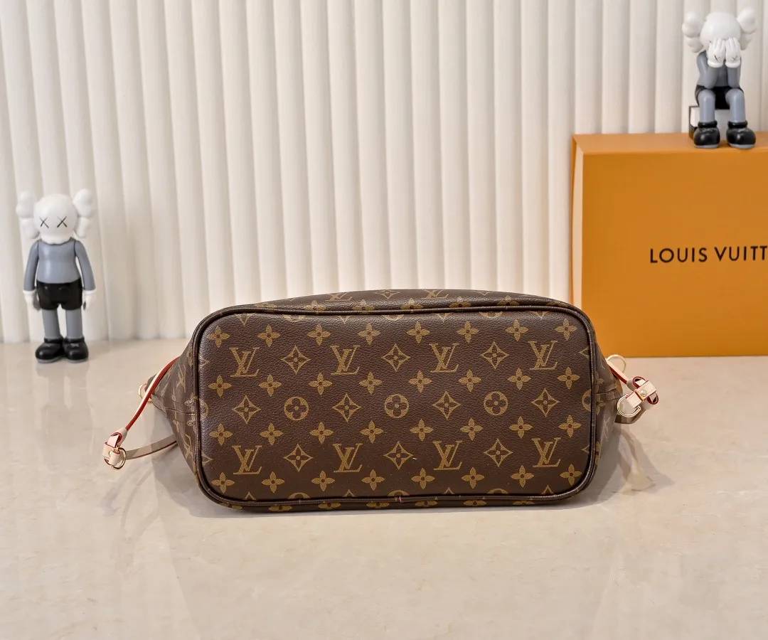 Batch 💰340 Guangzhou Upgraded Original Mother-in-Law Bag with Double-sided Discoloration Yellow Leather Model No. M12096 11947 12257 Presbyopia Red Presbyopia Yellow Presbyopia Red NEVERFULL INSIDE OUT Medium Handbag Neverfull Inside Out The medium handbag uses Monogram canvas and grained leather to interpret a new double-sided design. Its detachable pocket can easily be transformed into an outer bag or a compact shoulder bag. Detailed features 31 x 28 x 14 cm (Length x Height x Width) Cow leather/Monogram Coated canvas Grained cow leather and coated canvas cow leather trim Metal hardware Removable zip pocket Side straps Side hook closure Handles: Double handle