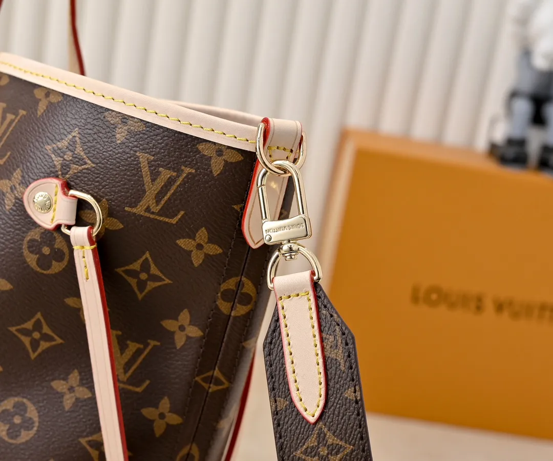 Batch 💰340 Guangzhou Upgraded Original Mother-in-Law Bag with Double-sided Discoloration Yellow Leather Model No. M12096 11947 12257 Presbyopia Red Presbyopia Yellow Presbyopia Red NEVERFULL INSIDE OUT Medium Handbag Neverfull Inside Out The medium handbag uses Monogram canvas and grained leather to interpret a new double-sided design. Its detachable pocket can easily be transformed into an outer bag or a compact shoulder bag. Detailed features 31 x 28 x 14 cm (Length x Height x Width) Cow leather/Monogram Coated canvas Grained cow leather and coated canvas cow leather trim Metal hardware Removable zip pocket Side straps Side hook closure Handles: Double handle
