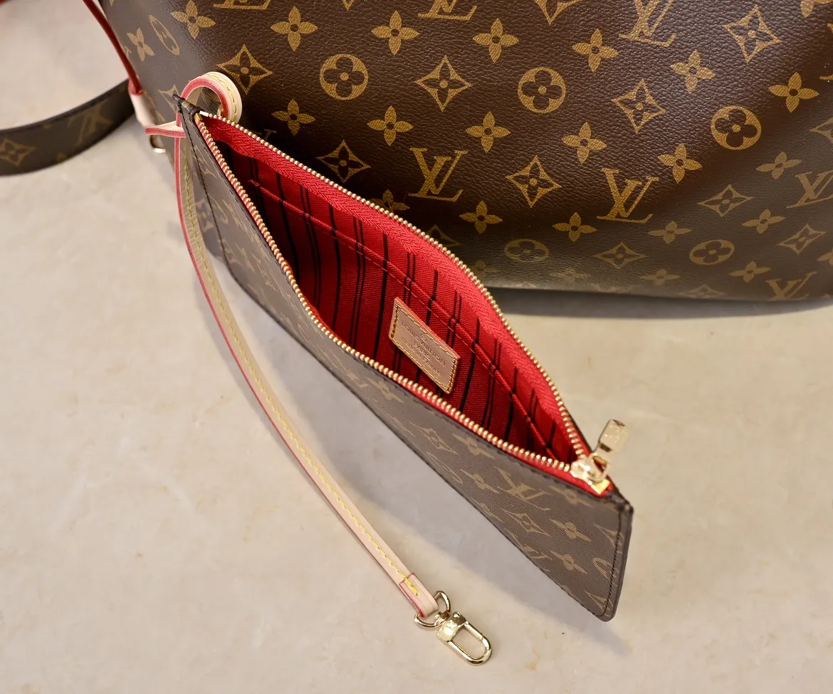 Batch 💰340 Guangzhou Upgraded Original Mother-in-Law Bag with Double-sided Discoloration Yellow Leather Model No. M12096 11947 12257 Presbyopia Red Presbyopia Yellow Presbyopia Red NEVERFULL INSIDE OUT Medium Handbag Neverfull Inside Out The medium handbag uses Monogram canvas and grained leather to interpret a new double-sided design. Its detachable pocket can easily be transformed into an outer bag or a compact shoulder bag. Detailed features 31 x 28 x 14 cm (Length x Height x Width) Cow leather/Monogram Coated canvas Grained cow leather and coated canvas cow leather trim Metal hardware Removable zip pocket Side straps Side hook closure Handles: Double handle