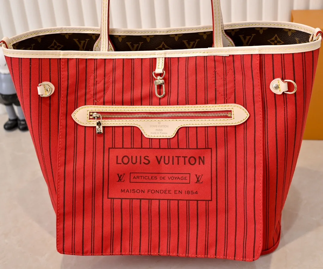 Batch 💰340 Guangzhou Upgraded Original Mother-in-Law Bag with Double-sided Discoloration Yellow Leather Model No. M12096 11947 12257 Presbyopia Red Presbyopia Yellow Presbyopia Red NEVERFULL INSIDE OUT Medium Handbag Neverfull Inside Out The medium handbag uses Monogram canvas and grained leather to interpret a new double-sided design. Its detachable pocket can easily be transformed into an outer bag or a compact shoulder bag. Detailed features 31 x 28 x 14 cm (Length x Height x Width) Cow leather/Monogram Coated canvas Grained cow leather and coated canvas cow leather trim Metal hardware Removable zip pocket Side straps Side hook closure Handles: Double handle
