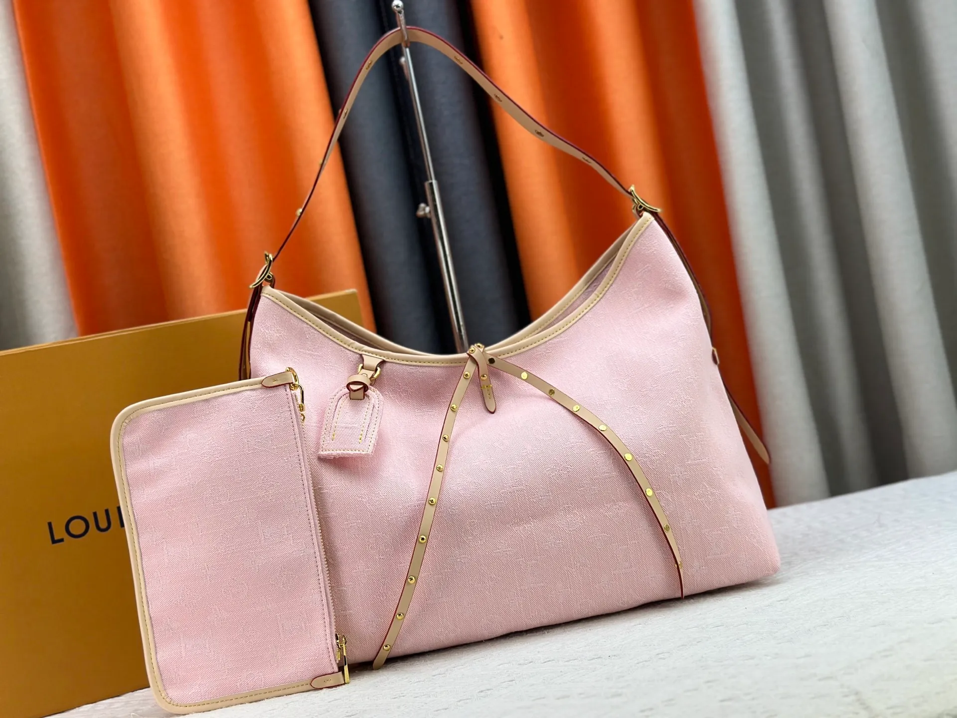 P300 upgraded original M11462 M46203 M46197 pink small new model (denim denim) CarryAll small handbag is made of Monogram canvas and leather trim, making it a personal companion in urban life. The generous construction has a neat interior and a large interior pocket adds a functional element. Monogram canvas zippered clutch secured with leather strap. Dimensions 39x30x15