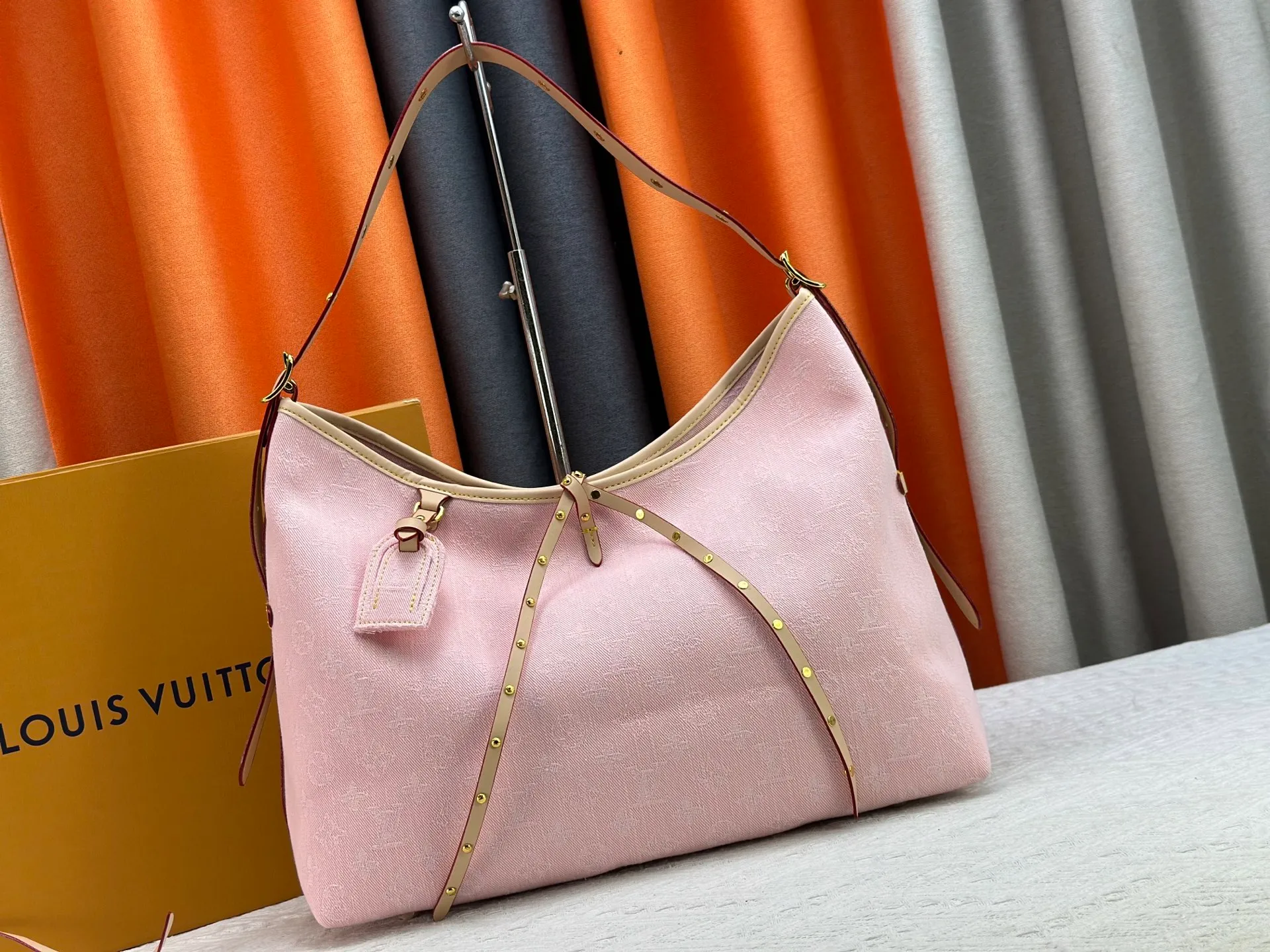 P300 upgraded original M11462 M46203 M46197 pink small new model (denim denim) CarryAll small handbag is made of Monogram canvas and leather trim, making it a personal companion in urban life. The generous construction has a neat interior and a large interior pocket adds a functional element. Monogram canvas zippered clutch secured with leather strap. Dimensions 39x30x15