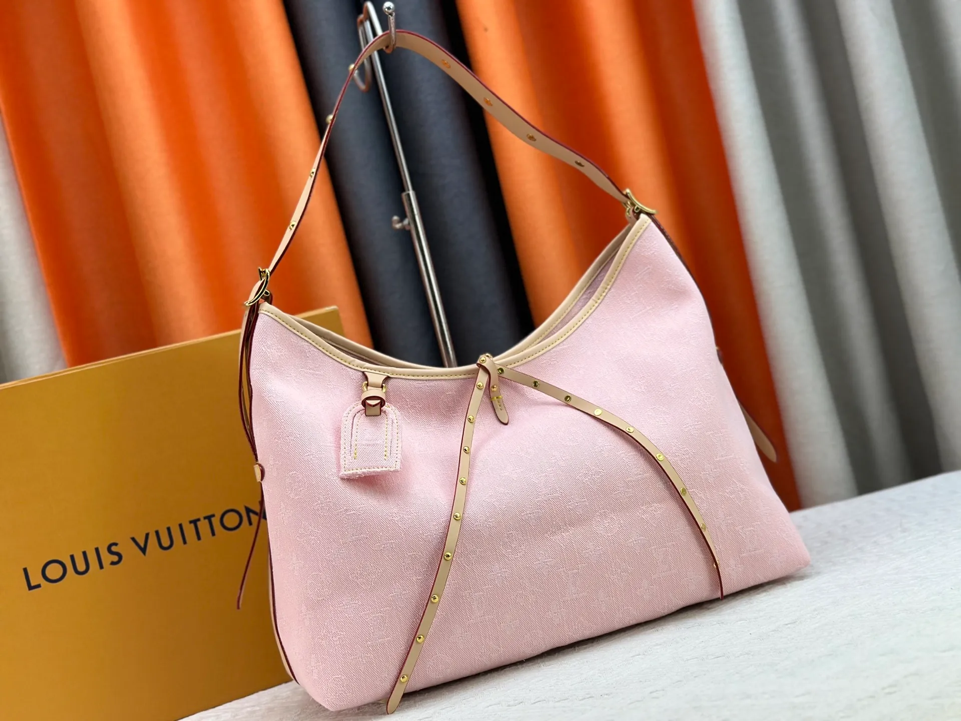 P300 upgraded original M11462 M46203 M46197 pink small new model (denim denim) CarryAll small handbag is made of Monogram canvas and leather trim, making it a personal companion in urban life. The generous construction has a neat interior and a large interior pocket adds a functional element. Monogram canvas zippered clutch secured with leather strap. Dimensions 39x30x15