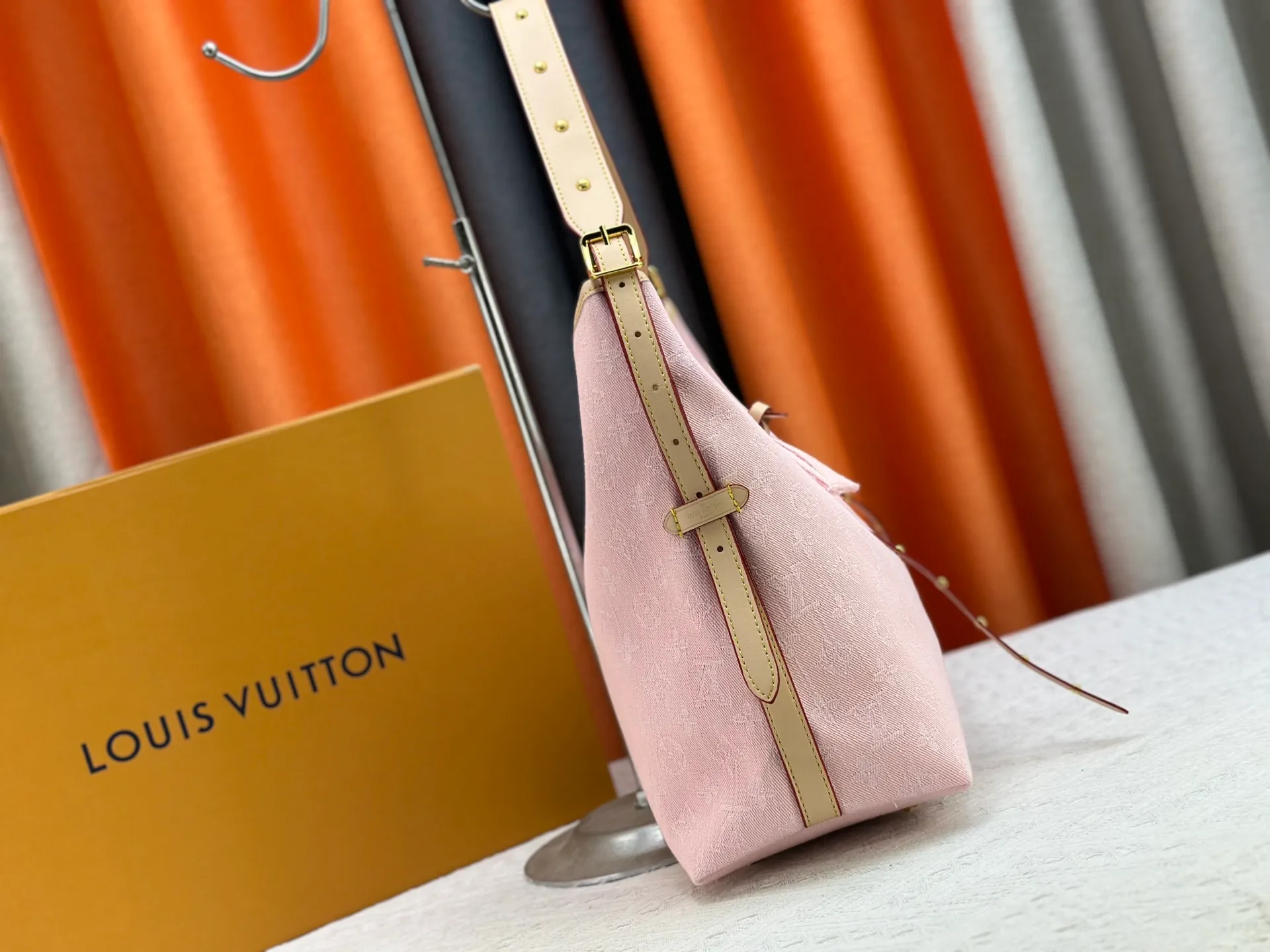 P300 upgraded original M11462 M46203 M46197 pink small new model (denim denim) CarryAll small handbag is made of Monogram canvas and leather trim, making it a personal companion in urban life. The generous construction has a neat interior and a large interior pocket adds a functional element. Monogram canvas zippered clutch secured with leather strap. Dimensions 39x30x15