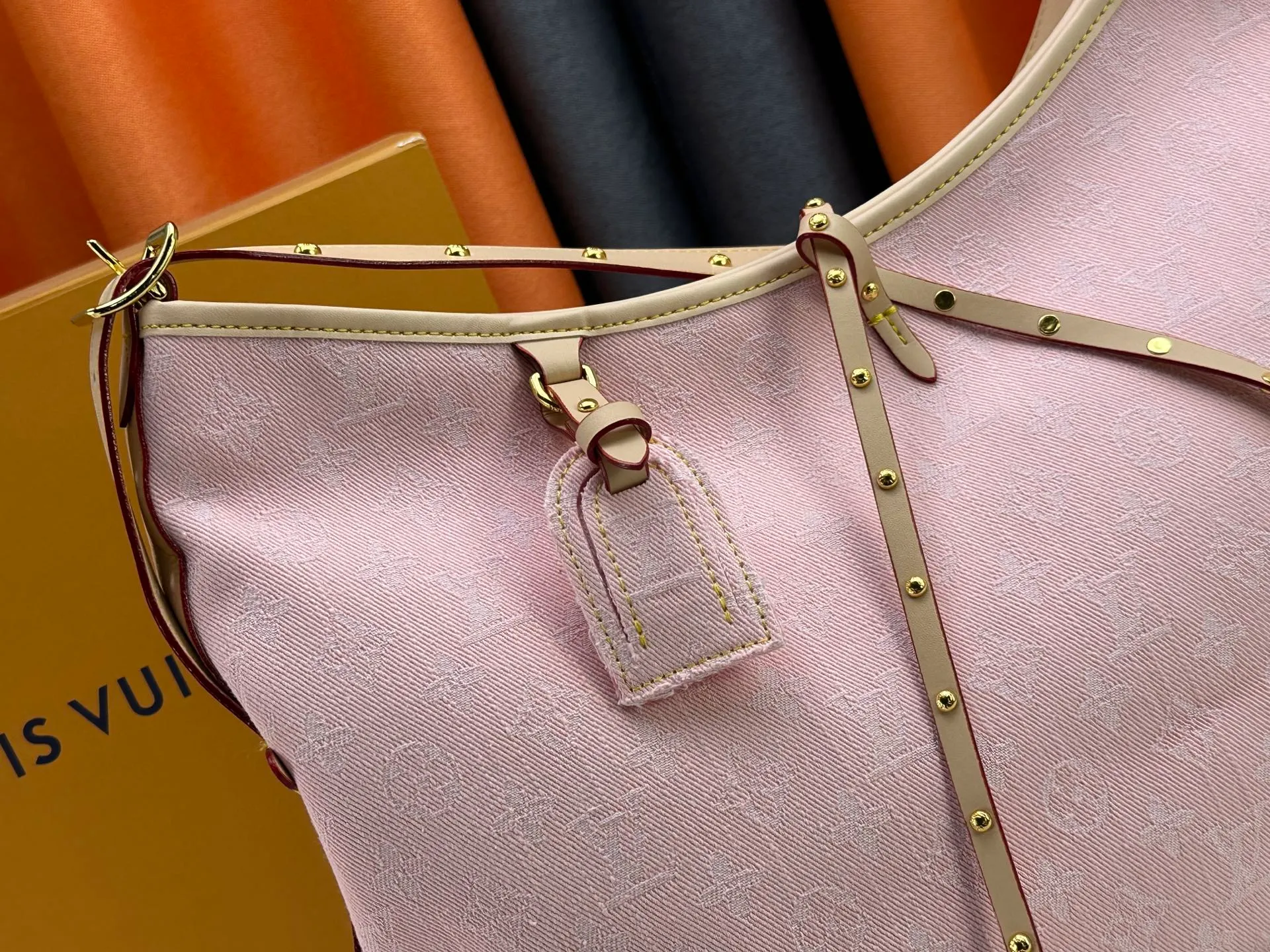 P300 upgraded original M11462 M46203 M46197 pink small new model (denim denim) CarryAll small handbag is made of Monogram canvas and leather trim, making it a personal companion in urban life. The generous construction has a neat interior and a large interior pocket adds a functional element. Monogram canvas zippered clutch secured with leather strap. Dimensions 39x30x15