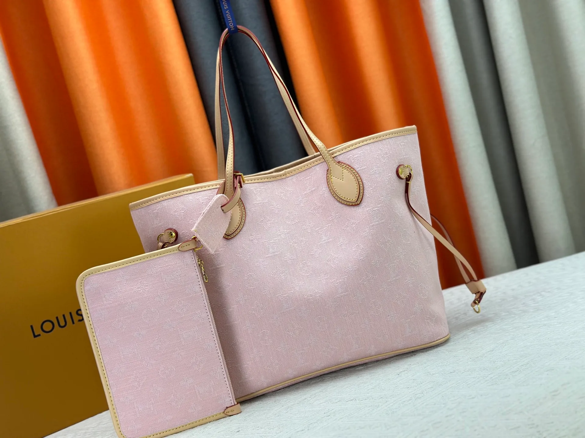 P270 Upgraded original M13192 M40995 This medium-sized Neverfull handbag is made of Monogram denim with cow leather trim. The adjustable straps on the side can flexibly tighten the silhouette, making it a classic choice for urban travel. Plenty of space can easily store a 13-inch laptop, and multiple pockets such as a detachable zipper bag complete the functionality. Dimensions: 31.0 x 28.0 x 14.0 cm (length x height x width)