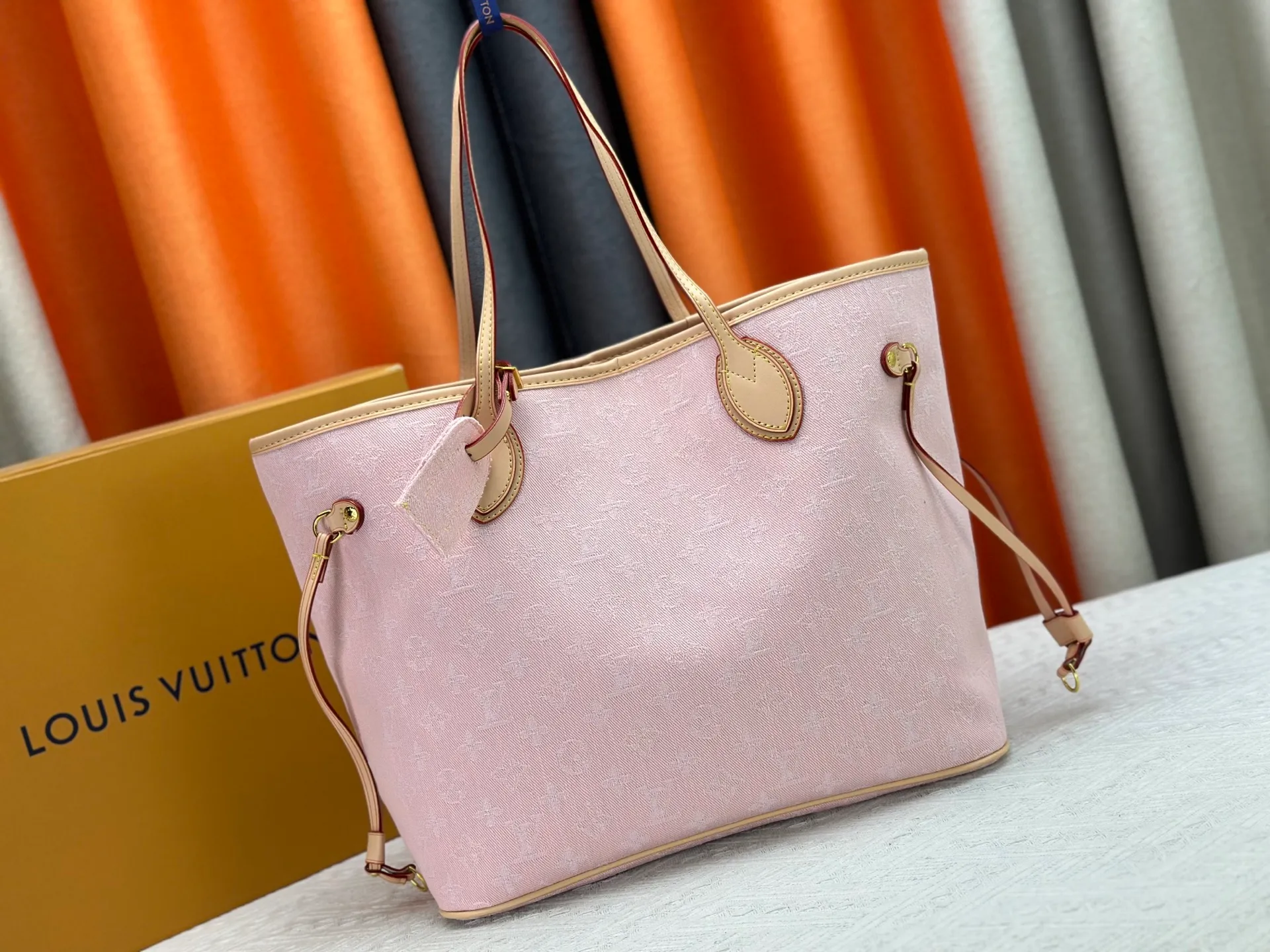 P270 Upgraded original M13192 M40995 This medium-sized Neverfull handbag is made of Monogram denim with cow leather trim. The adjustable straps on the side can flexibly tighten the silhouette, making it a classic choice for urban travel. Plenty of space can easily store a 13-inch laptop, and multiple pockets such as a detachable zipper bag complete the functionality. Dimensions: 31.0 x 28.0 x 14.0 cm (length x height x width)