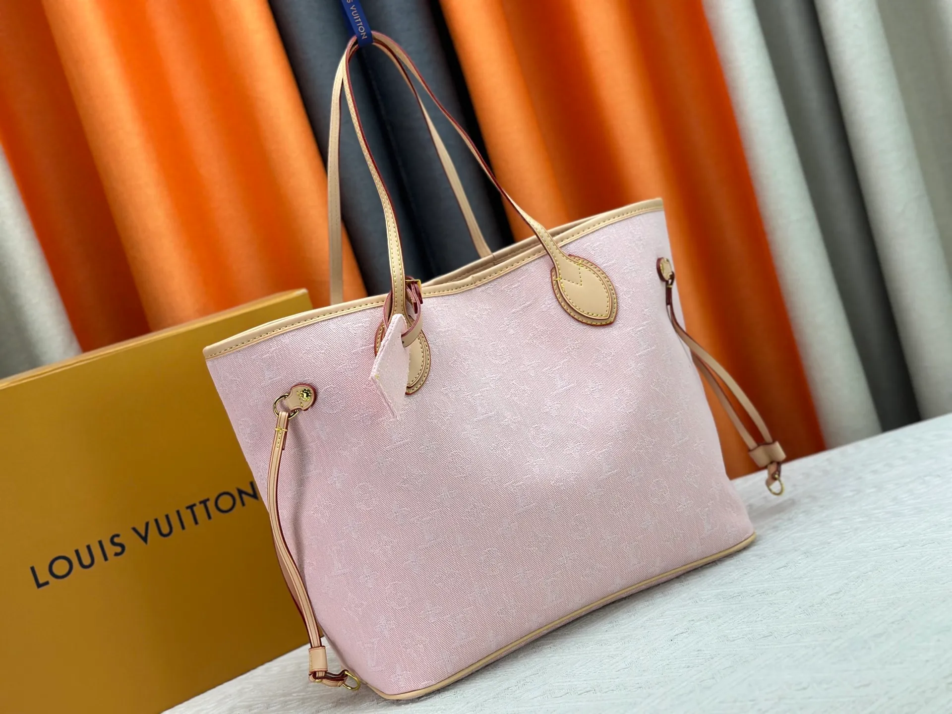 P270 Upgraded original M13192 M40995 This medium-sized Neverfull handbag is made of Monogram denim with cow leather trim. The adjustable straps on the side can flexibly tighten the silhouette, making it a classic choice for urban travel. Plenty of space can easily store a 13-inch laptop, and multiple pockets such as a detachable zipper bag complete the functionality. Dimensions: 31.0 x 28.0 x 14.0 cm (length x height x width)