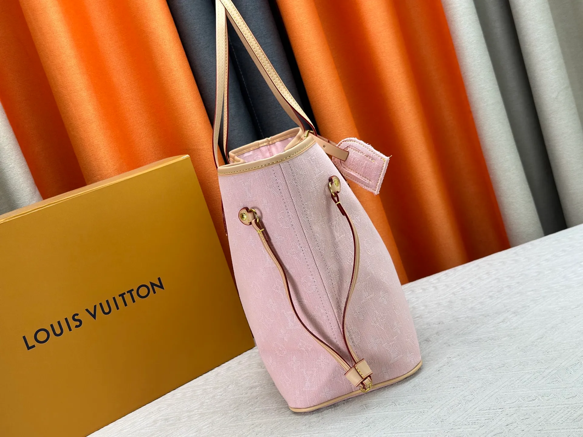 P270 Upgraded original M13192 M40995 This medium-sized Neverfull handbag is made of Monogram denim with cow leather trim. The adjustable straps on the side can flexibly tighten the silhouette, making it a classic choice for urban travel. Plenty of space can easily store a 13-inch laptop, and multiple pockets such as a detachable zipper bag complete the functionality. Dimensions: 31.0 x 28.0 x 14.0 cm (length x height x width)