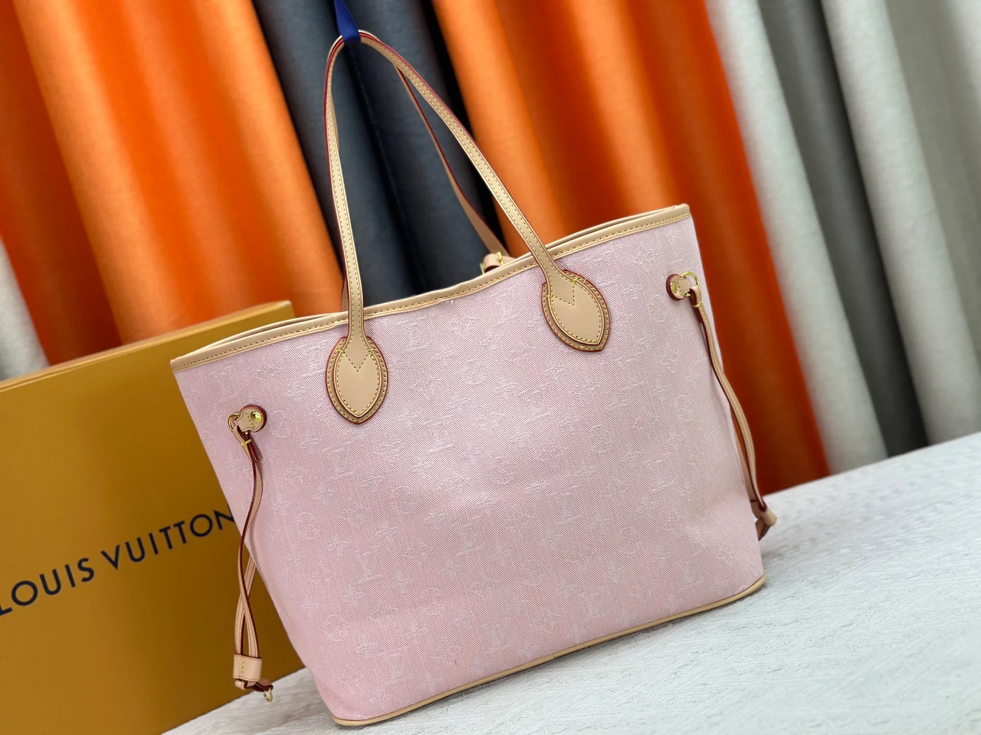 P270 Upgraded original M13192 M40995 This medium-sized Neverfull handbag is made of Monogram denim with cow leather trim. The adjustable straps on the side can flexibly tighten the silhouette, making it a classic choice for urban travel. Plenty of space can easily store a 13-inch laptop, and multiple pockets such as a detachable zipper bag complete the functionality. Dimensions: 31.0 x 28.0 x 14.0 cm (length x height x width)