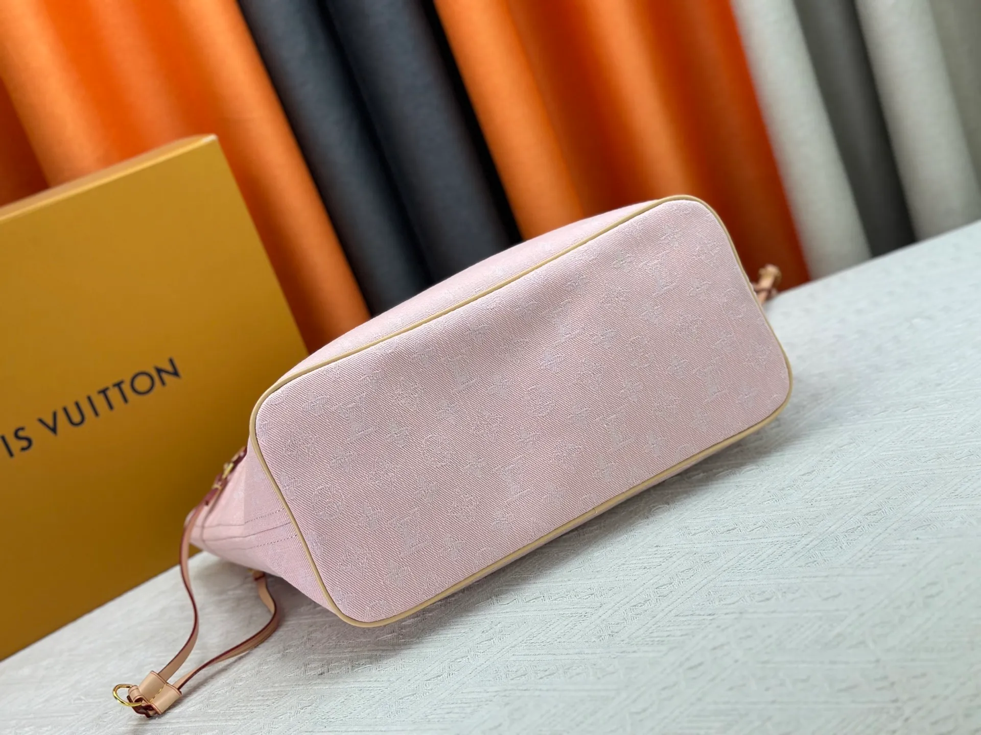 P270 Upgraded original M13192 M40995 This medium-sized Neverfull handbag is made of Monogram denim with cow leather trim. The adjustable straps on the side can flexibly tighten the silhouette, making it a classic choice for urban travel. Plenty of space can easily store a 13-inch laptop, and multiple pockets such as a detachable zipper bag complete the functionality. Dimensions: 31.0 x 28.0 x 14.0 cm (length x height x width)