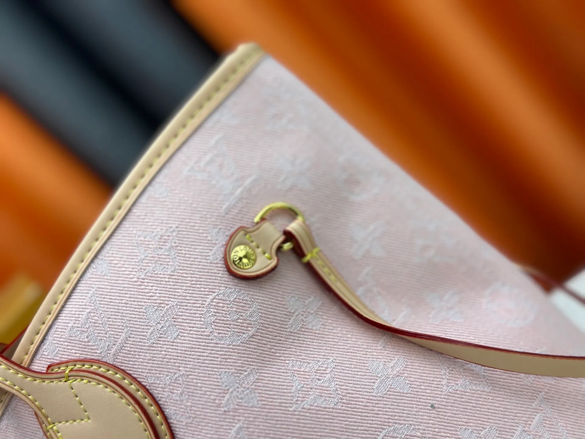 P270 Upgraded original M13192 M40995 This medium-sized Neverfull handbag is made of Monogram denim with cow leather trim. The adjustable straps on the side can flexibly tighten the silhouette, making it a classic choice for urban travel. Plenty of space can easily store a 13-inch laptop, and multiple pockets such as a detachable zipper bag complete the functionality. Dimensions: 31.0 x 28.0 x 14.0 cm (length x height x width)